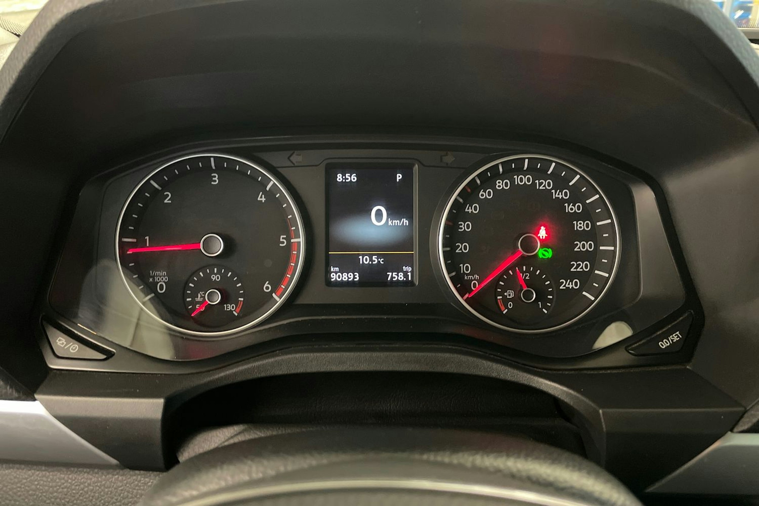 Harmaa Volkswagen Amarok 2020 kuva 14.