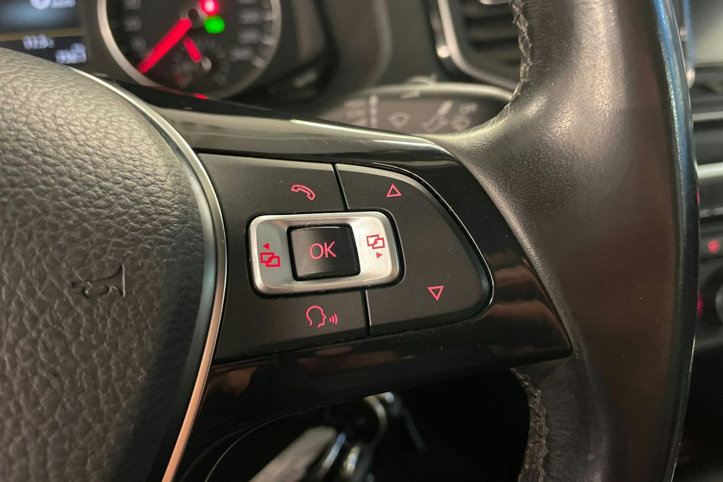 Harmaa Volkswagen Amarok 2020 kuva 15.