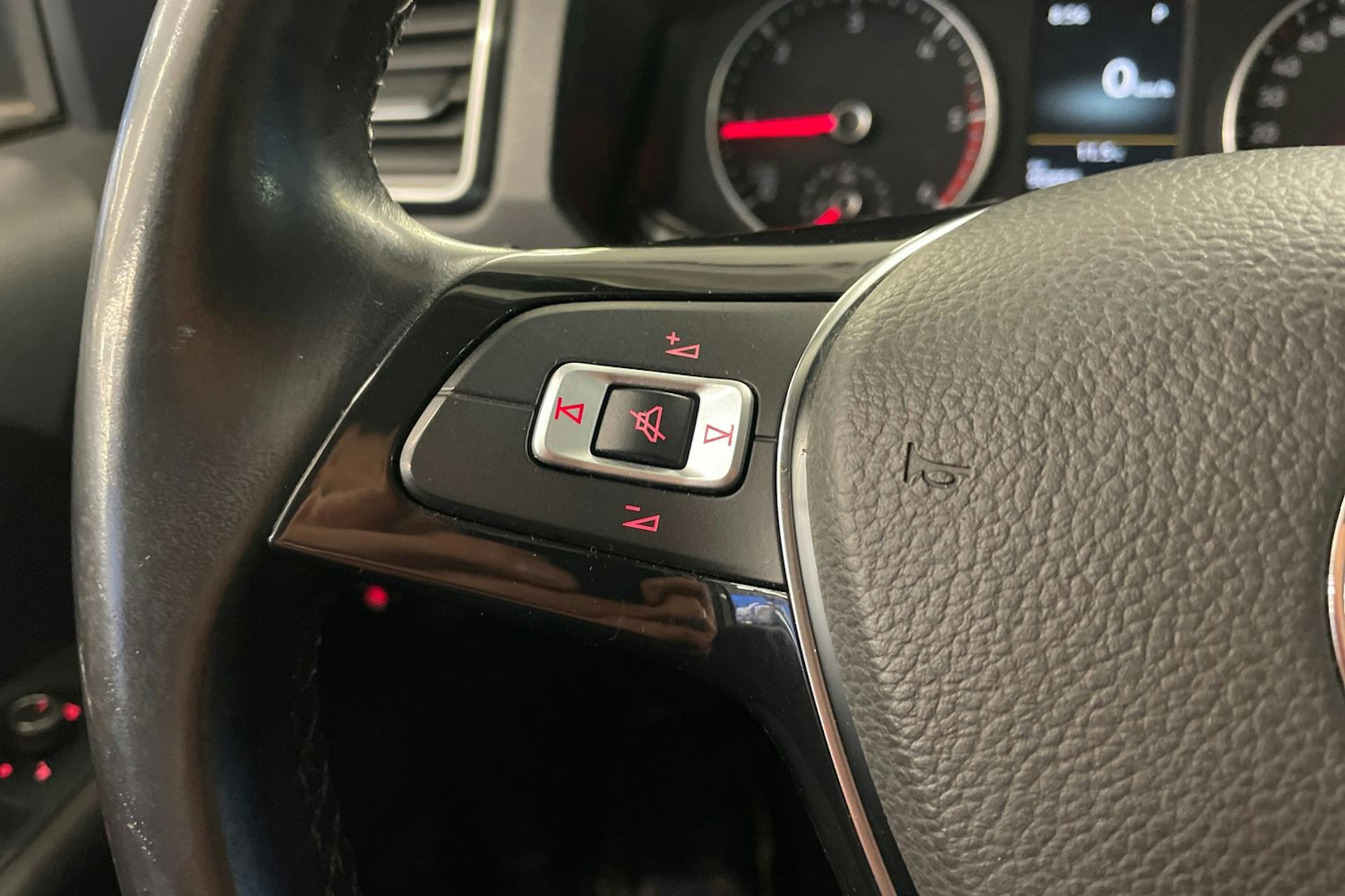 Harmaa Volkswagen Amarok 2020 kuva 16.