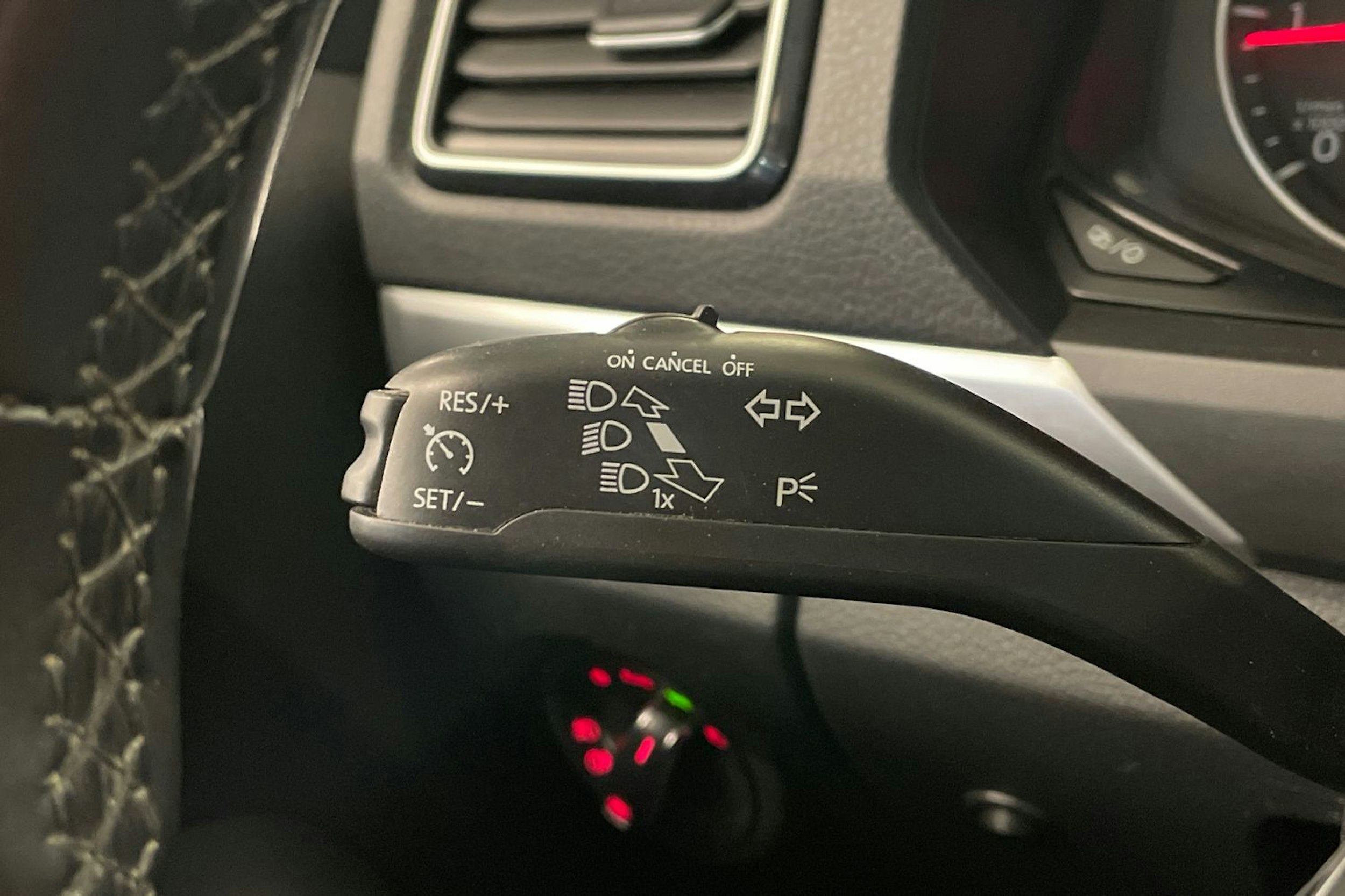 Harmaa Volkswagen Amarok 2020 kuva 17.