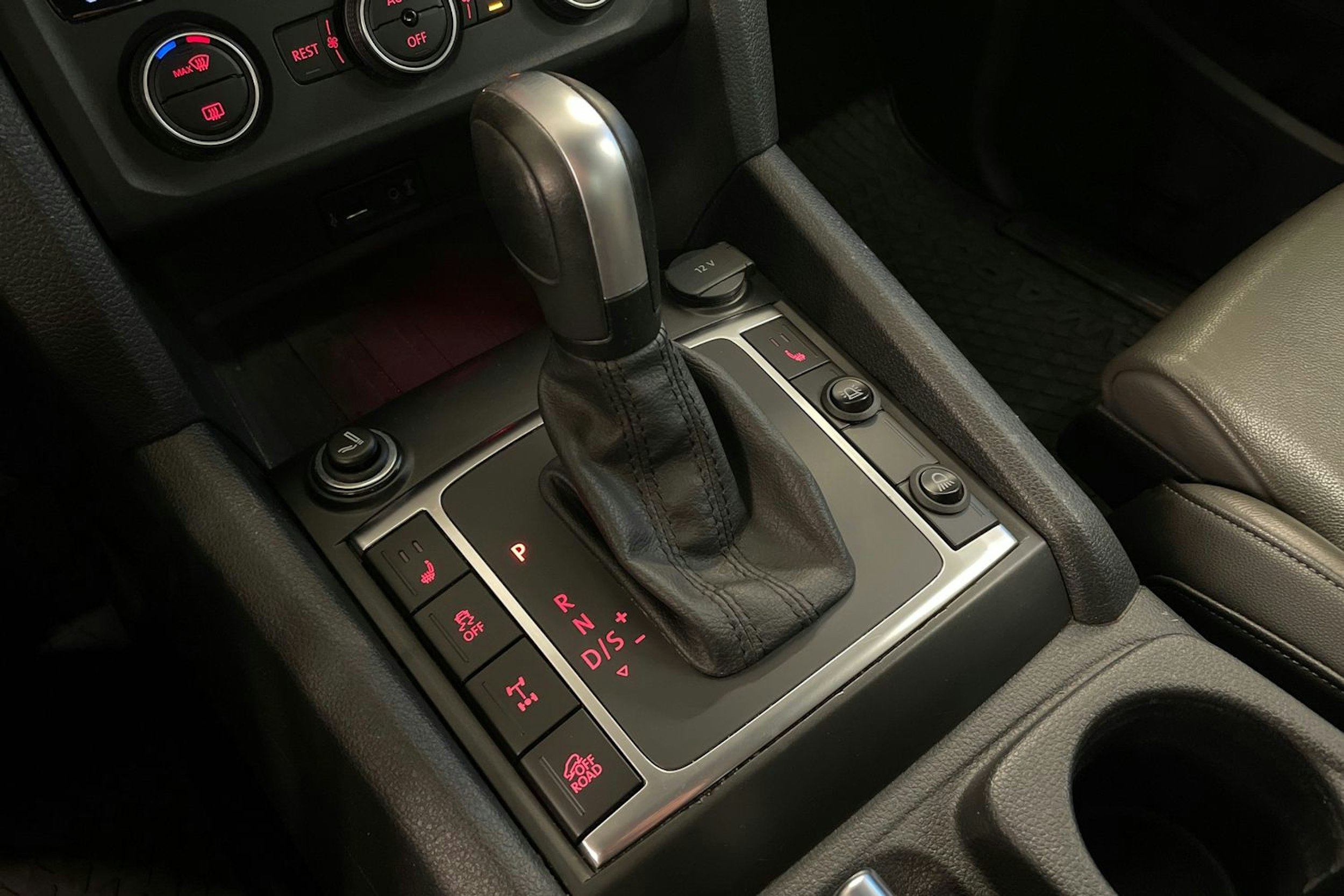 Harmaa Volkswagen Amarok 2020 kuva 21.