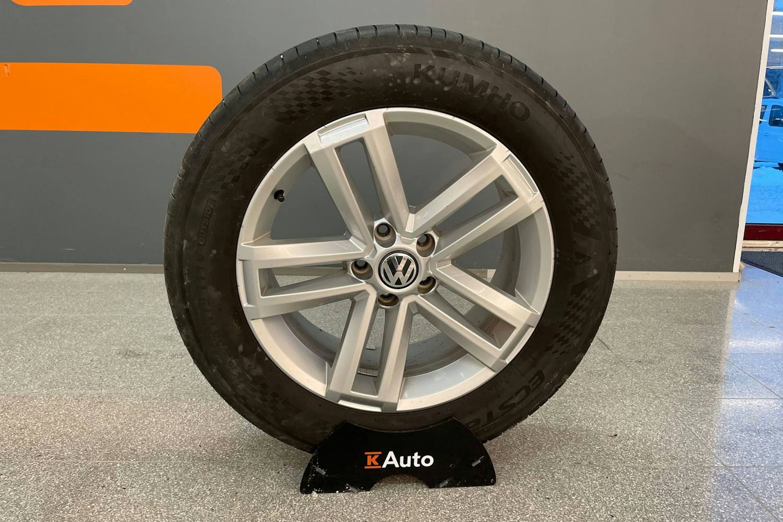 Harmaa Volkswagen Amarok 2020 kuva 25.