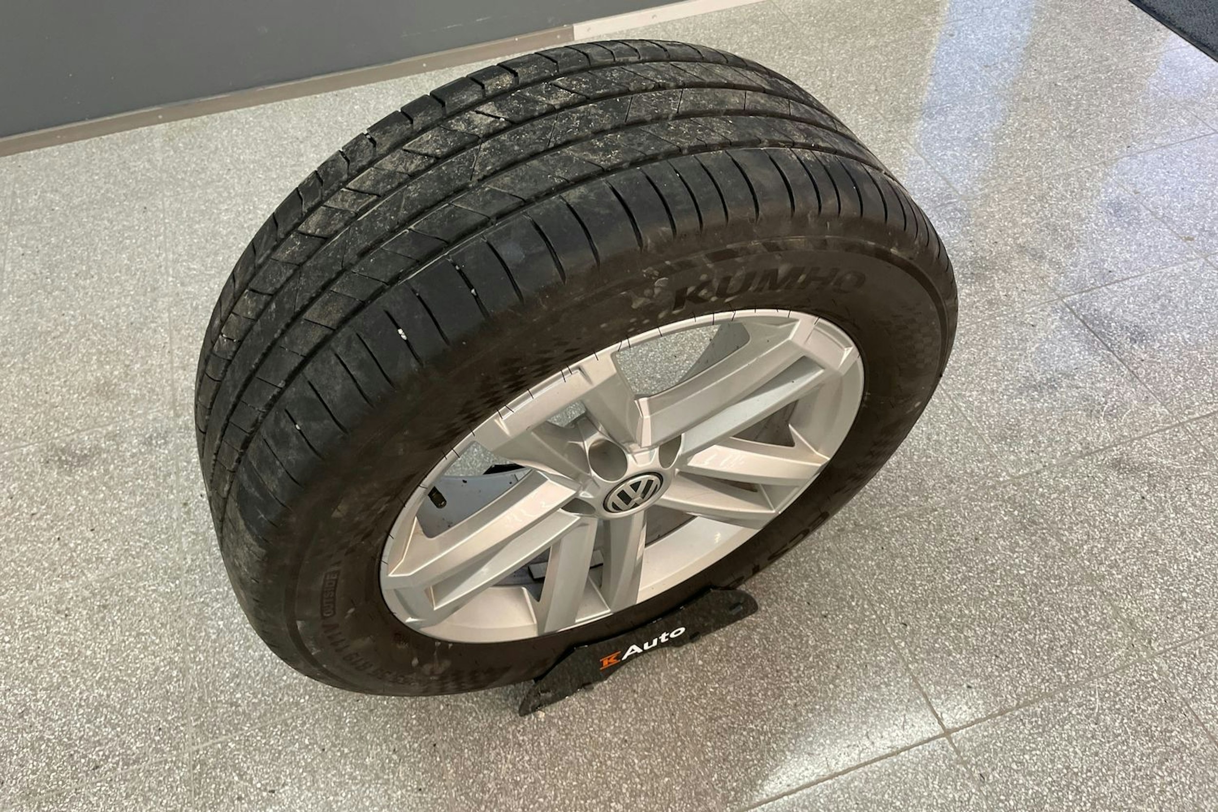 Harmaa Volkswagen Amarok 2020 kuva 26.