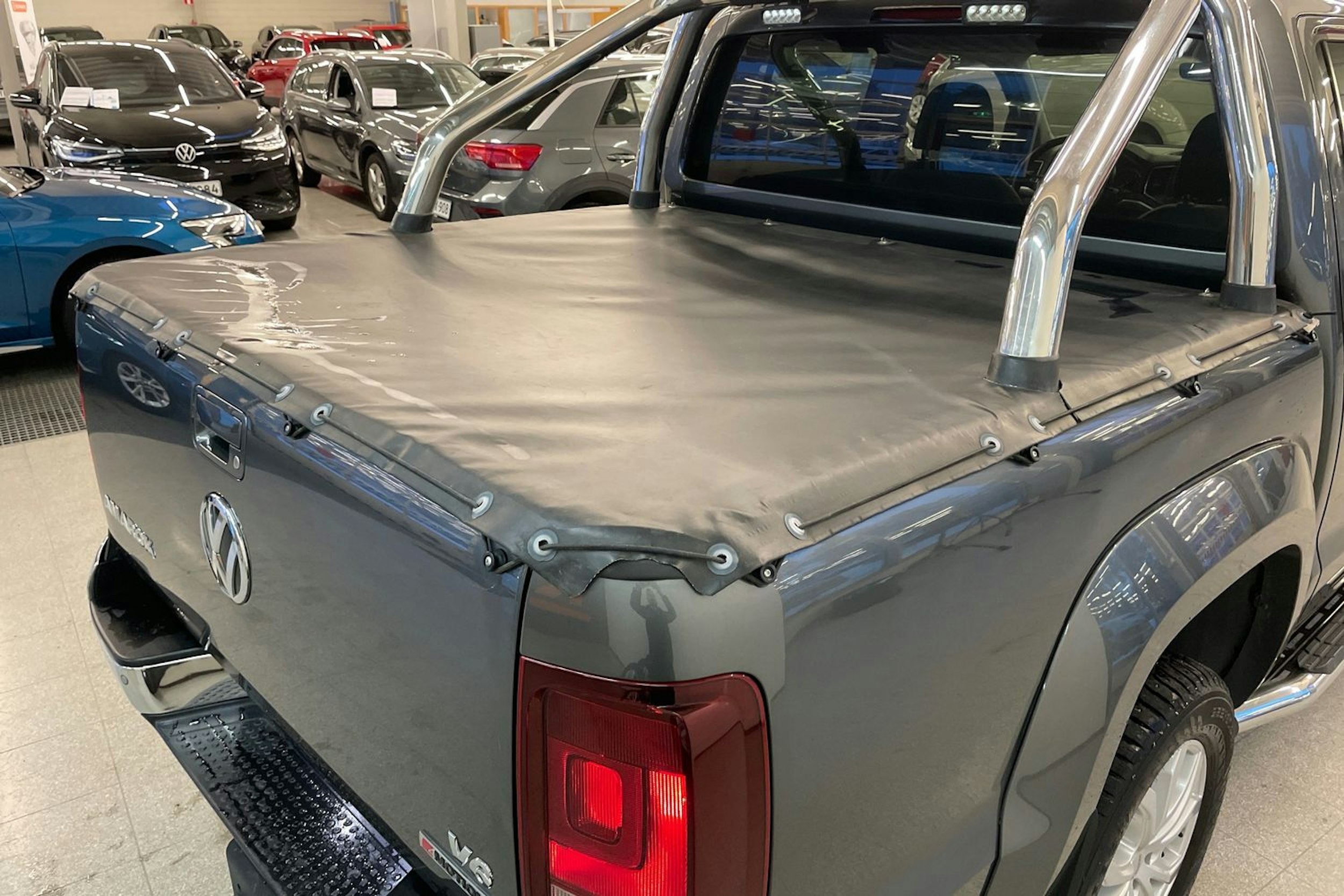 Harmaa Volkswagen Amarok 2020 kuva 27.