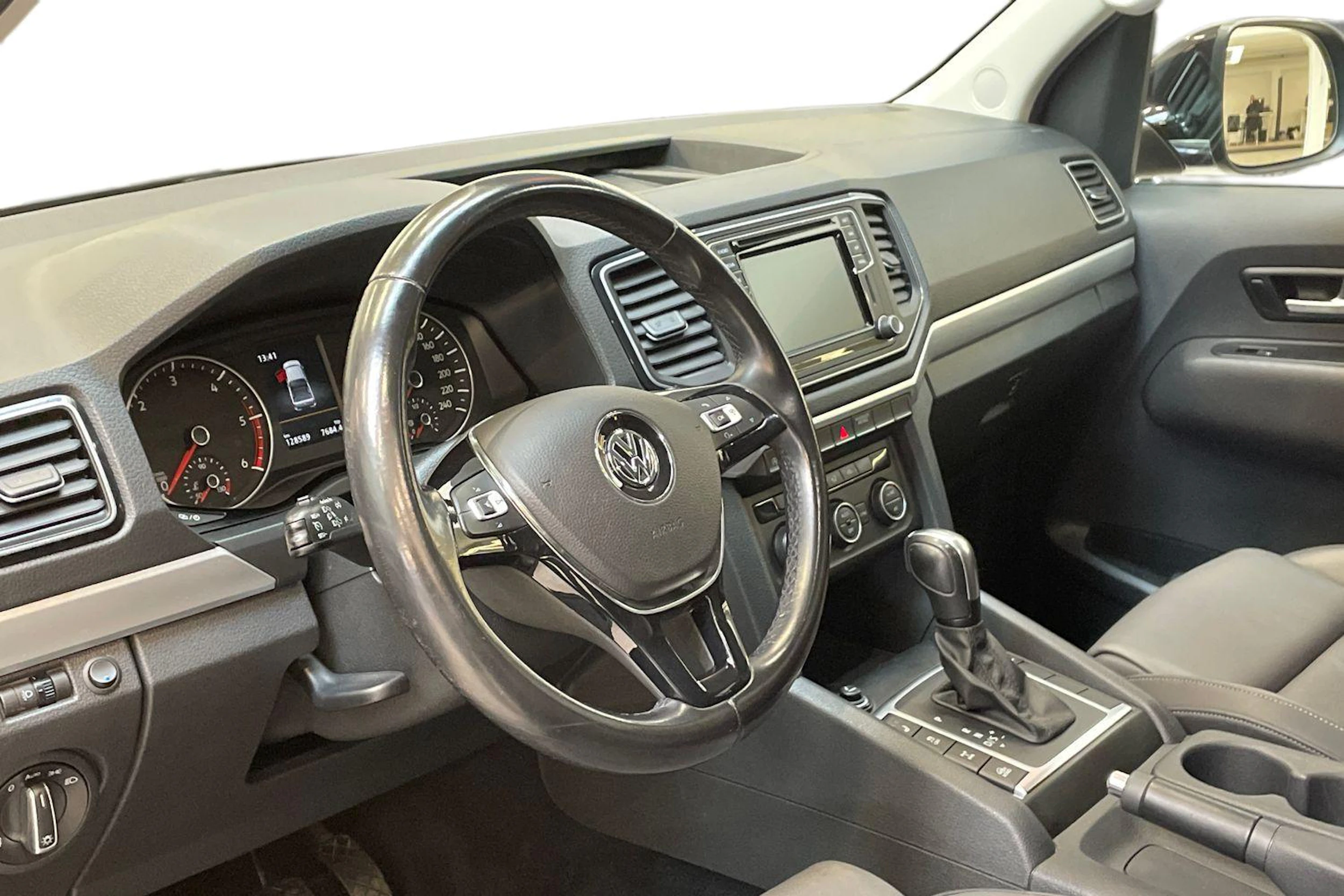 musta Volkswagen Amarok 2020 kuva 8.