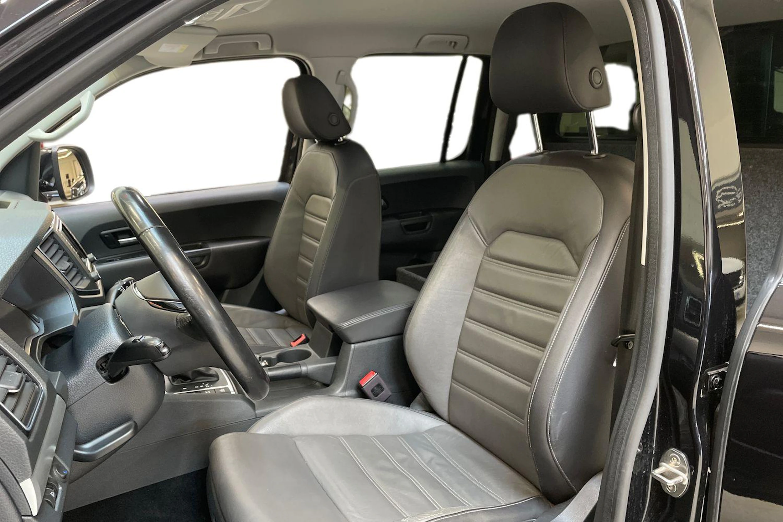 musta Volkswagen Amarok 2020 kuva 11.