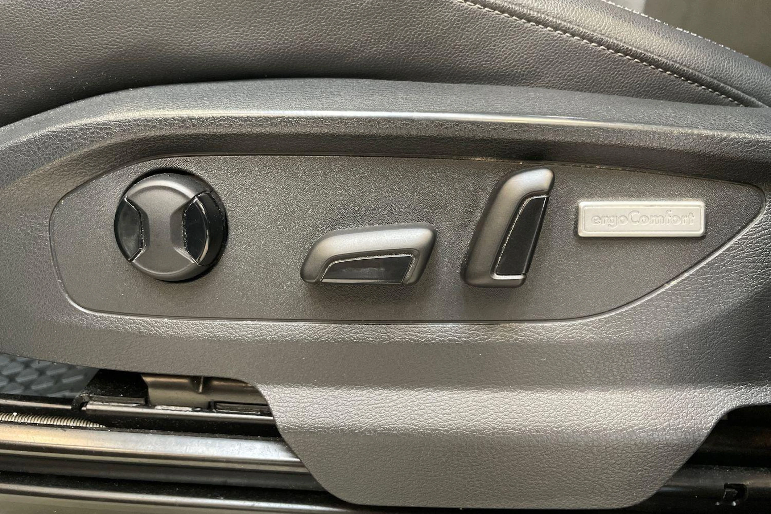 musta Volkswagen Amarok 2020 kuva 12.