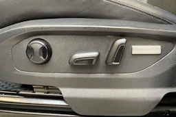 musta Volkswagen Amarok 2020 kuva 12.