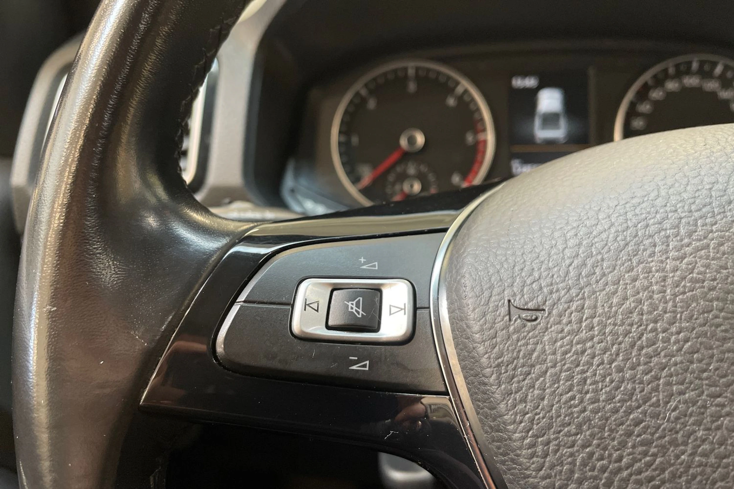 musta Volkswagen Amarok 2020 kuva 13.