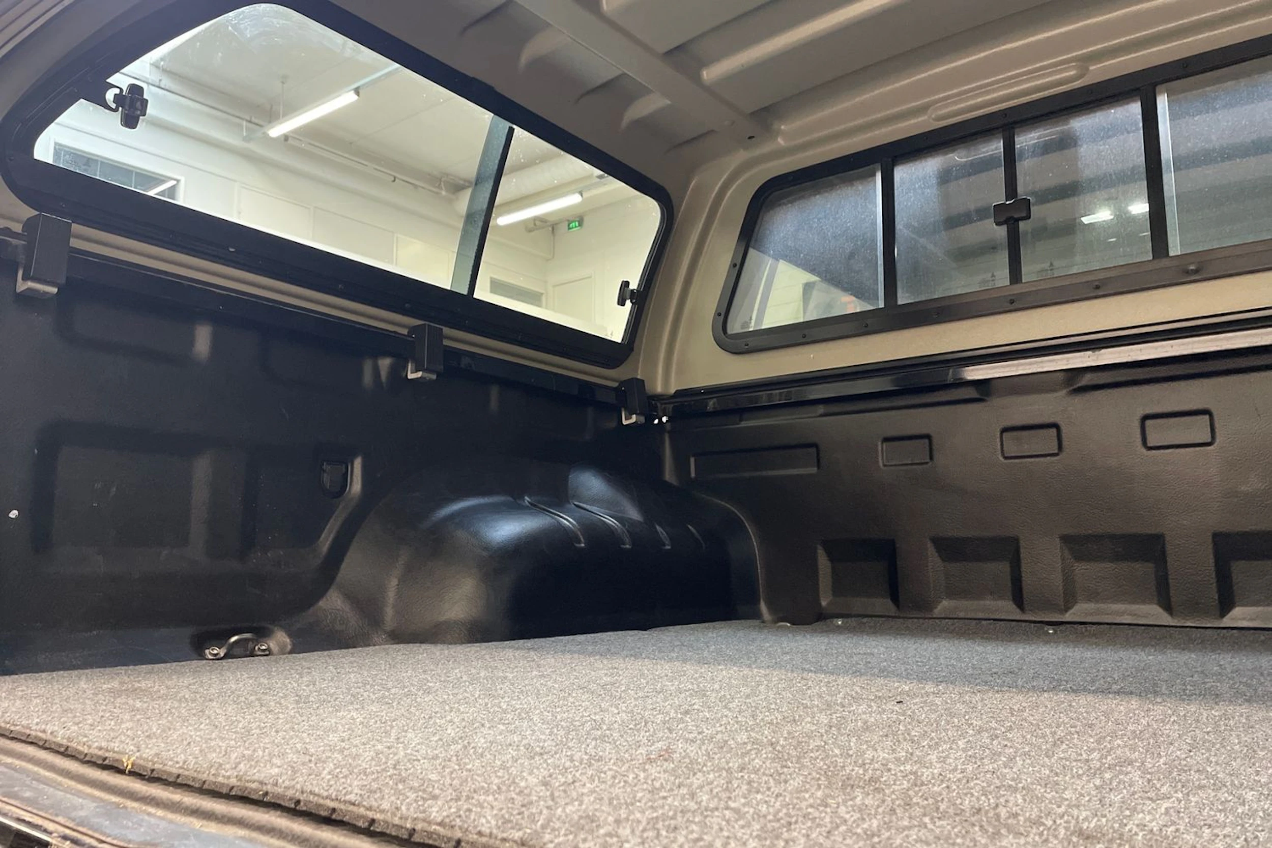musta Volkswagen Amarok 2020 kuva 24.