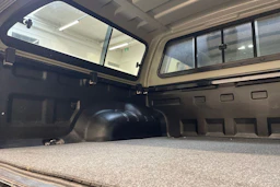 musta Volkswagen Amarok 2020 kuva 24.