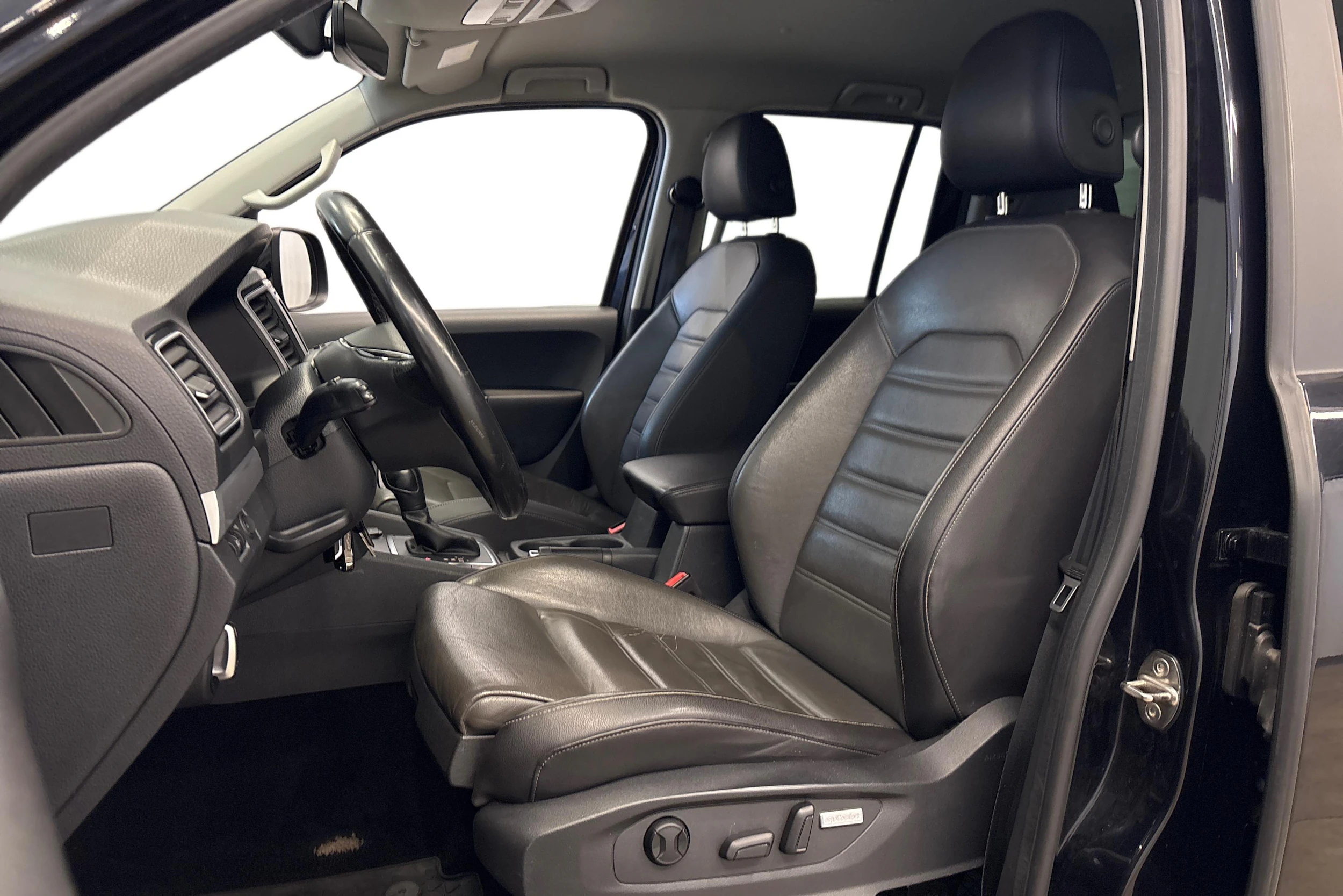 musta Volkswagen Amarok 2020 kuva 7.