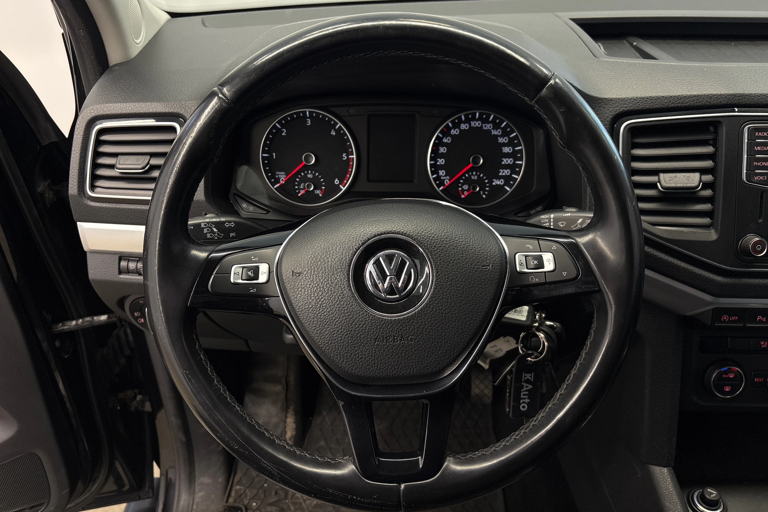 musta Volkswagen Amarok 2020 kuva 11.