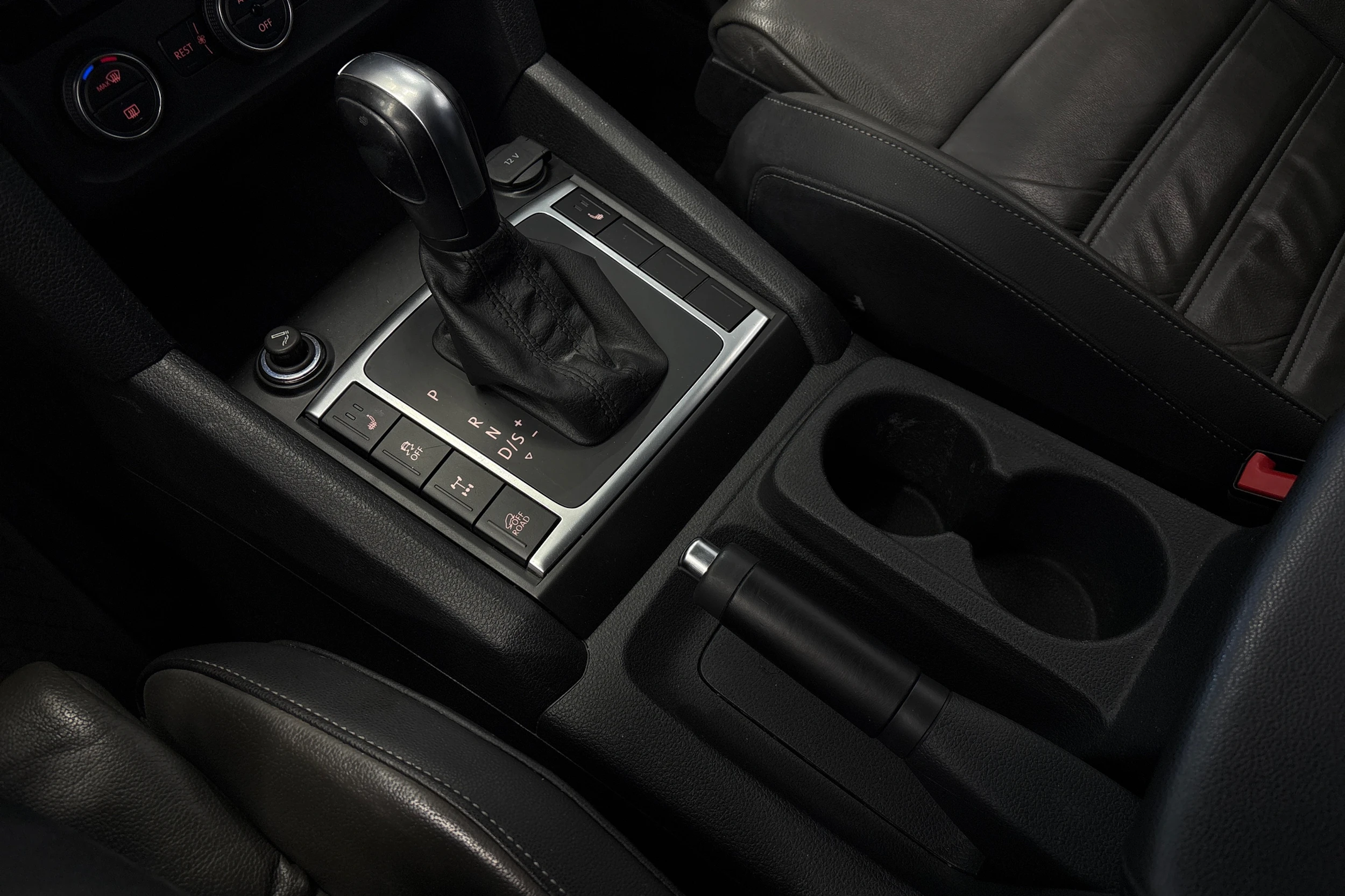musta Volkswagen Amarok 2020 kuva 12.