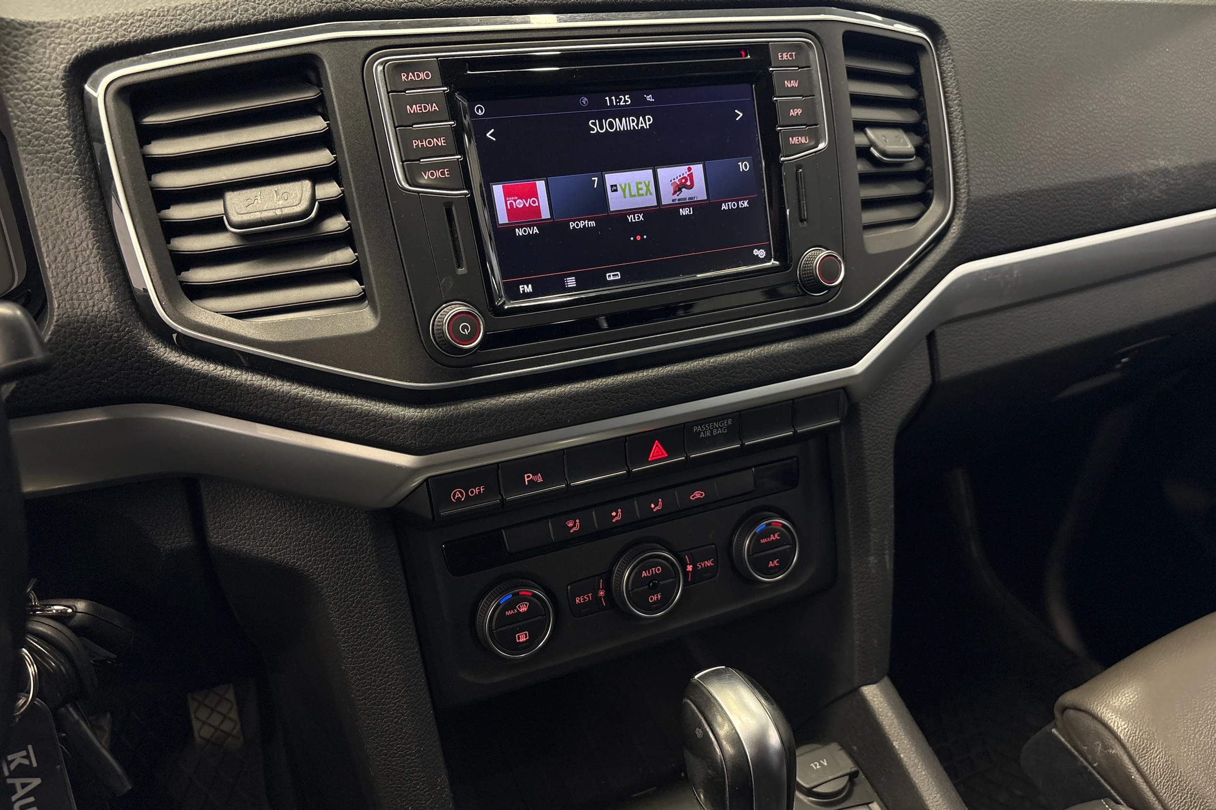 musta Volkswagen Amarok 2020 kuva 13.