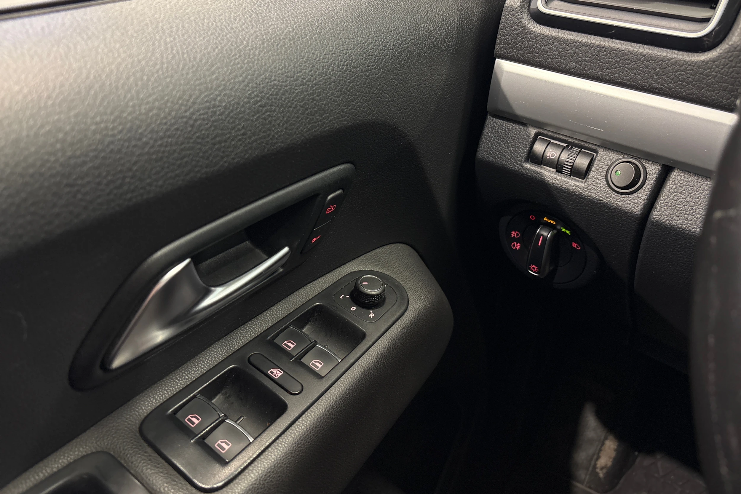 musta Volkswagen Amarok 2020 kuva 19.