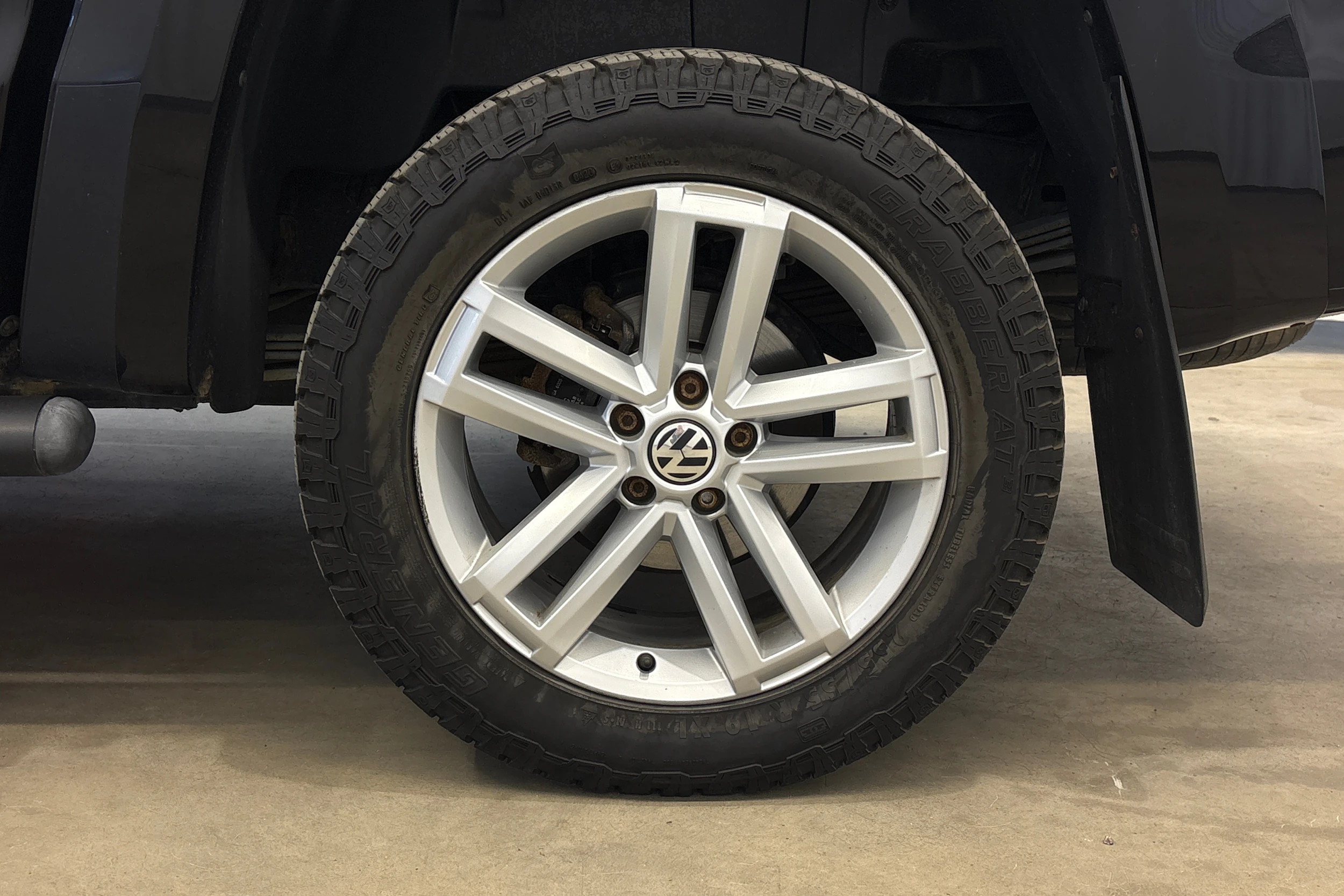musta Volkswagen Amarok 2020 kuva 23.