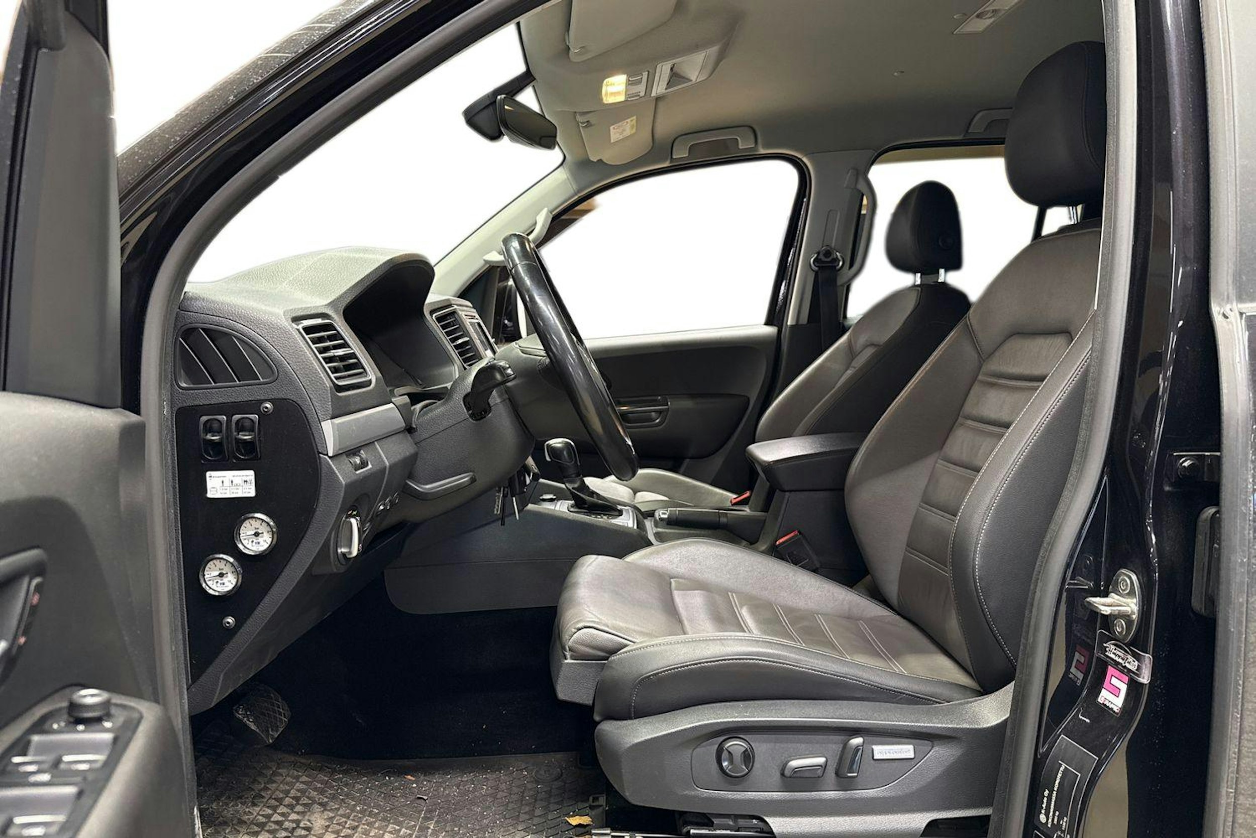 musta Volkswagen Amarok 2020 kuva 3.