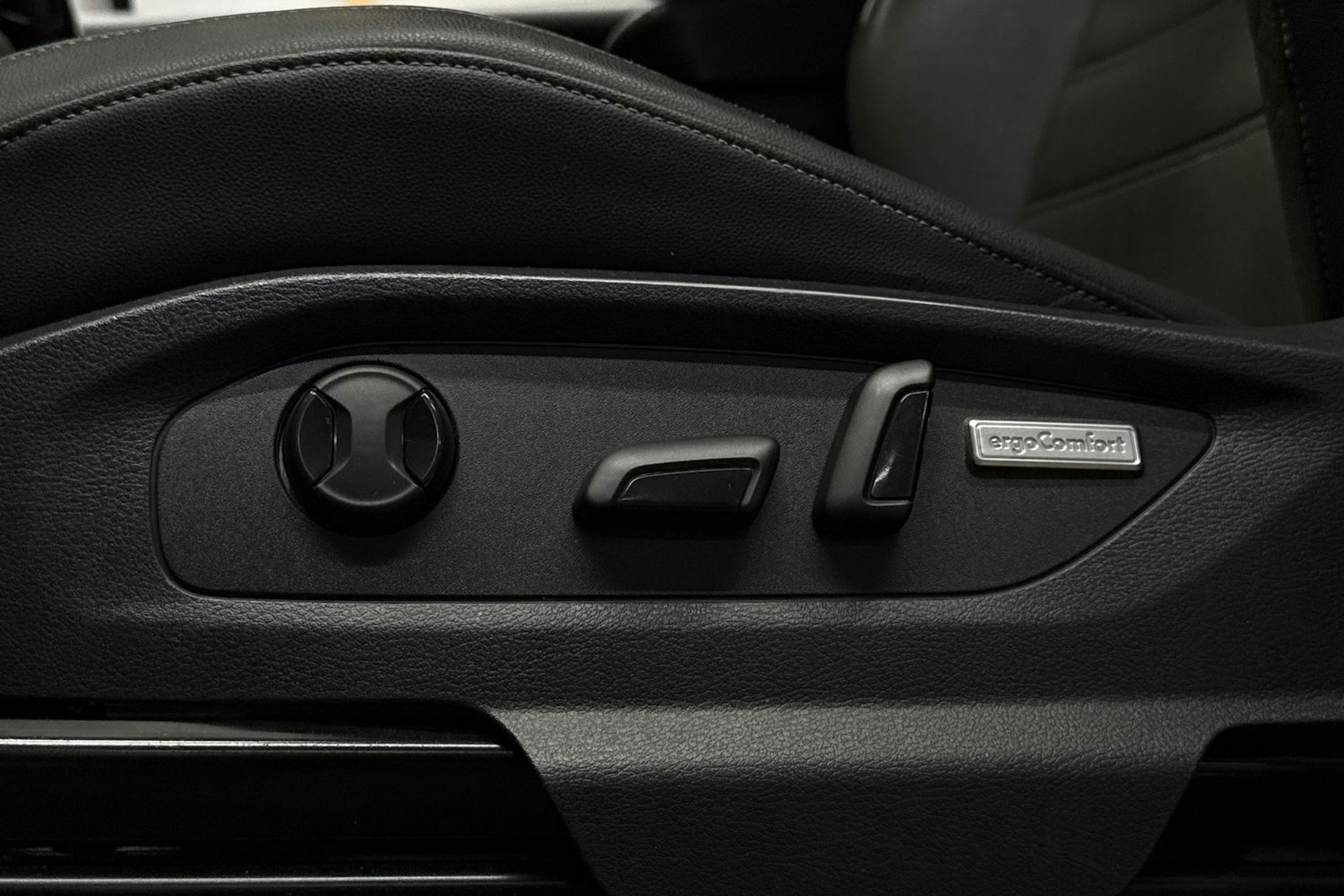 musta Volkswagen Amarok 2020 kuva 11.