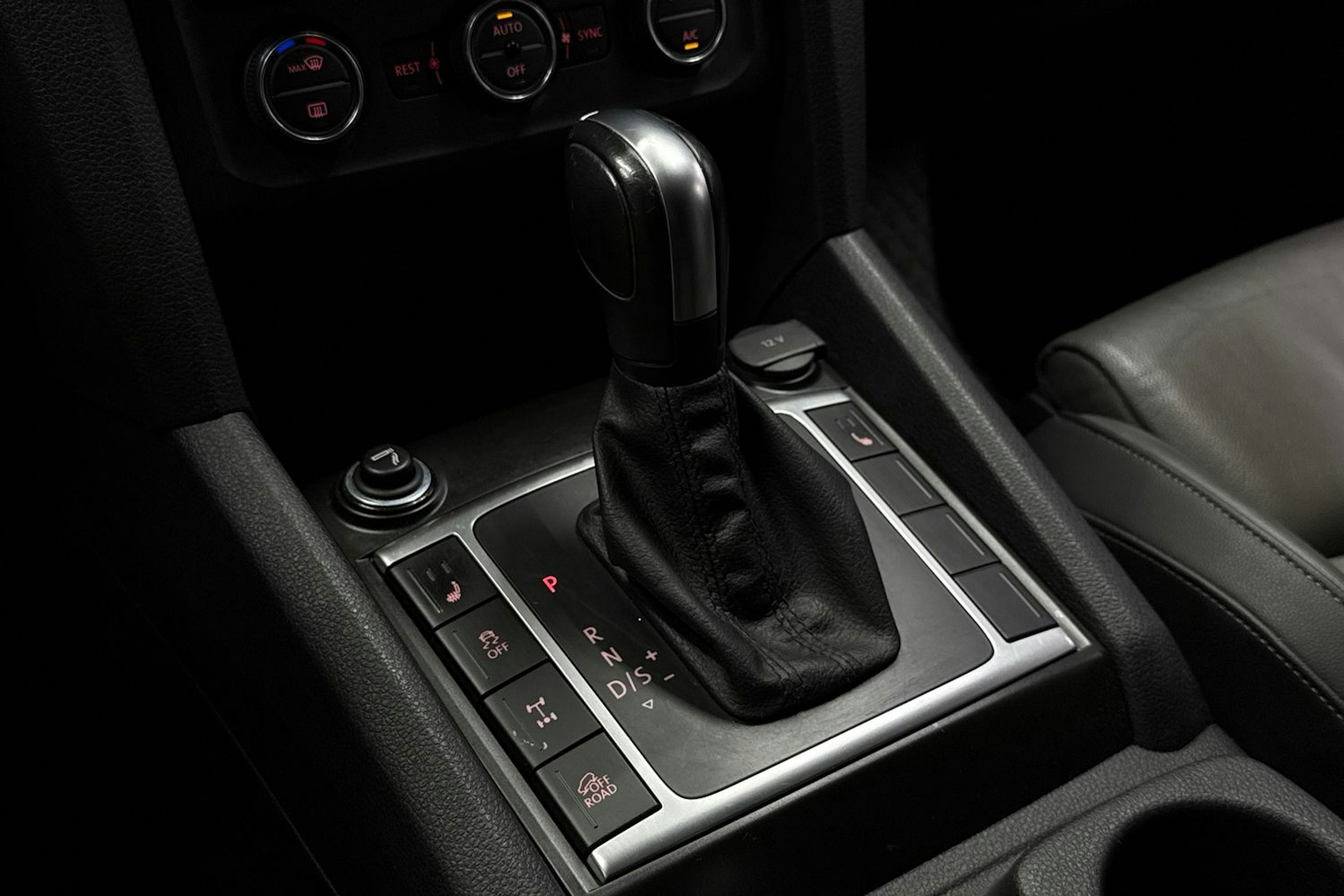 musta Volkswagen Amarok 2020 kuva 23.