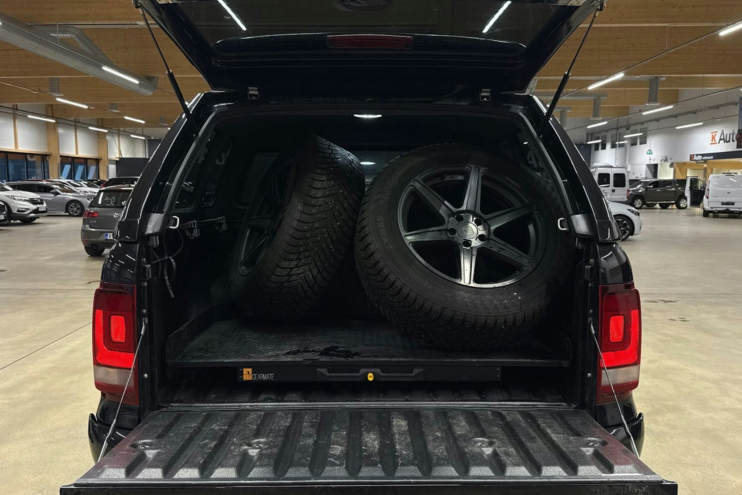 musta Volkswagen Amarok 2020 kuva 26.