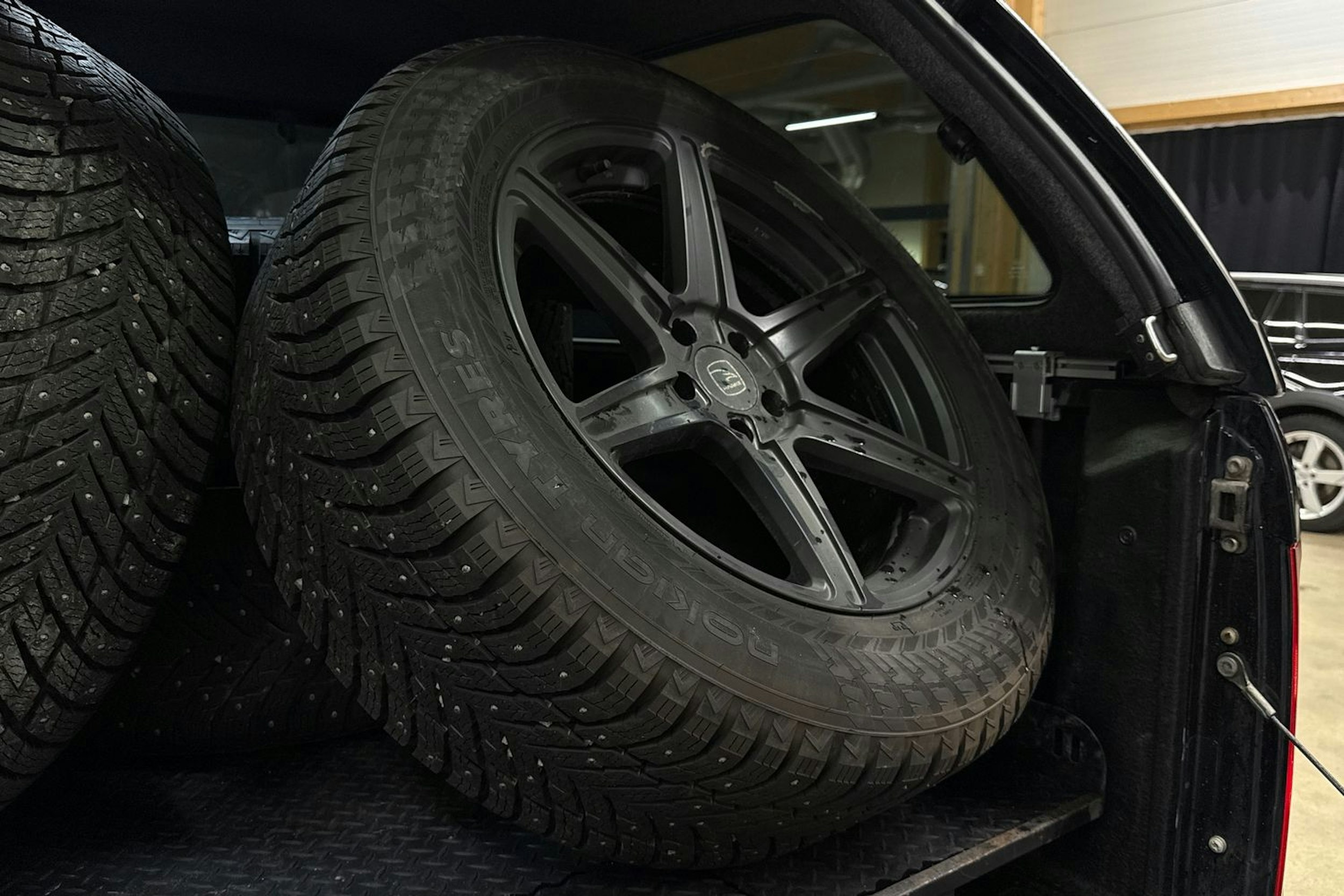 musta Volkswagen Amarok 2020 kuva 27.
