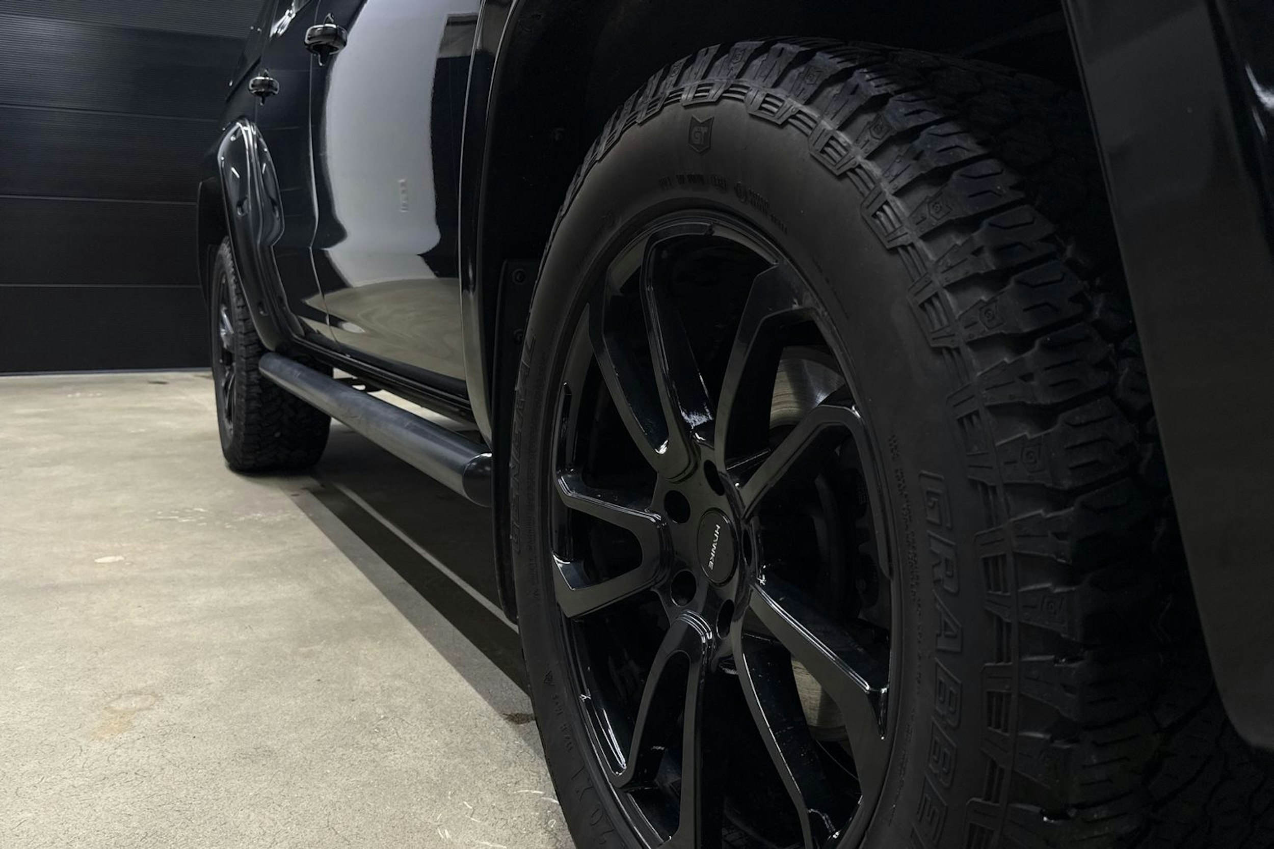 musta Volkswagen Amarok 2020 kuva 33.