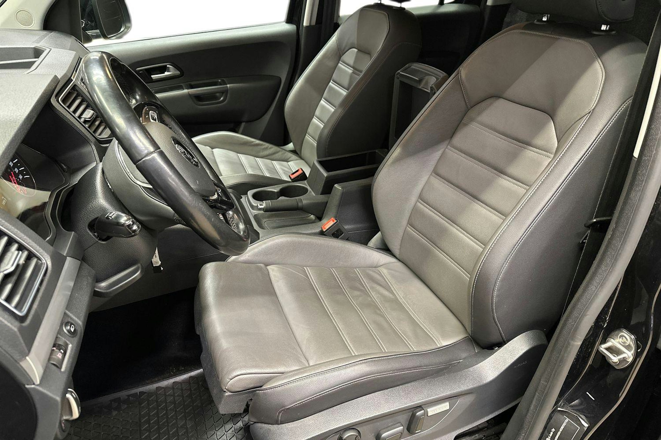 musta Volkswagen Amarok 2020 kuva 8.