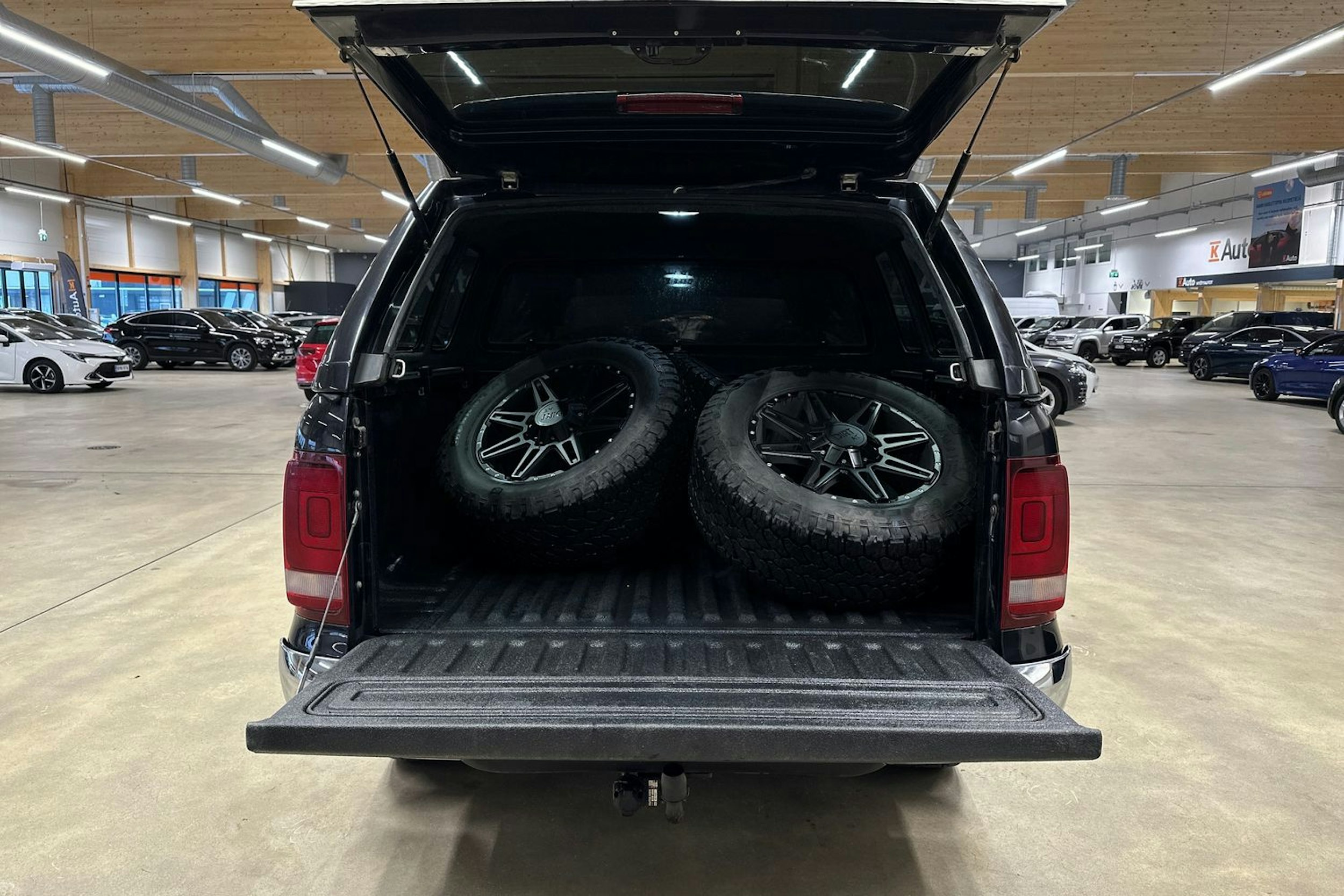 musta Volkswagen Amarok 2020 kuva 13.