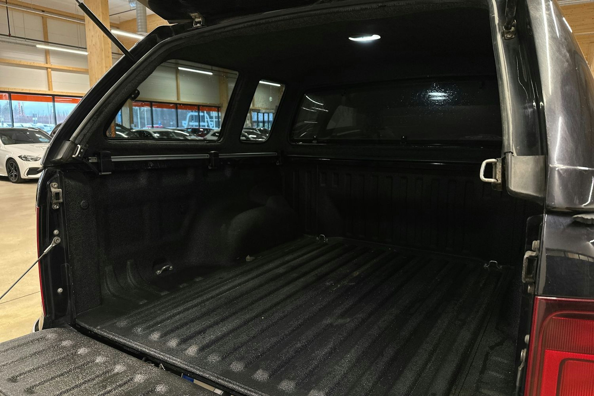 musta Volkswagen Amarok 2020 kuva 15.