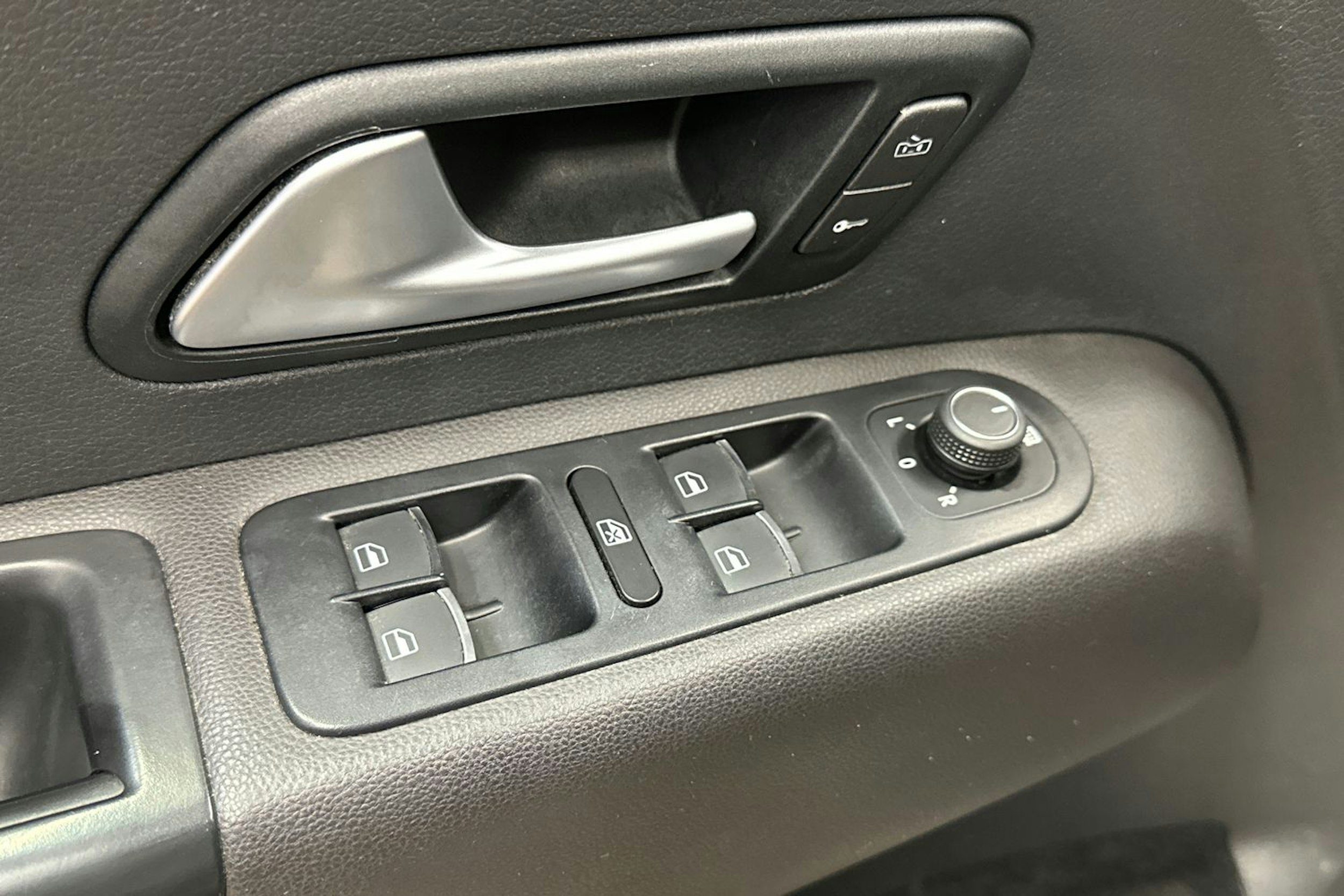 musta Volkswagen Amarok 2020 kuva 19.