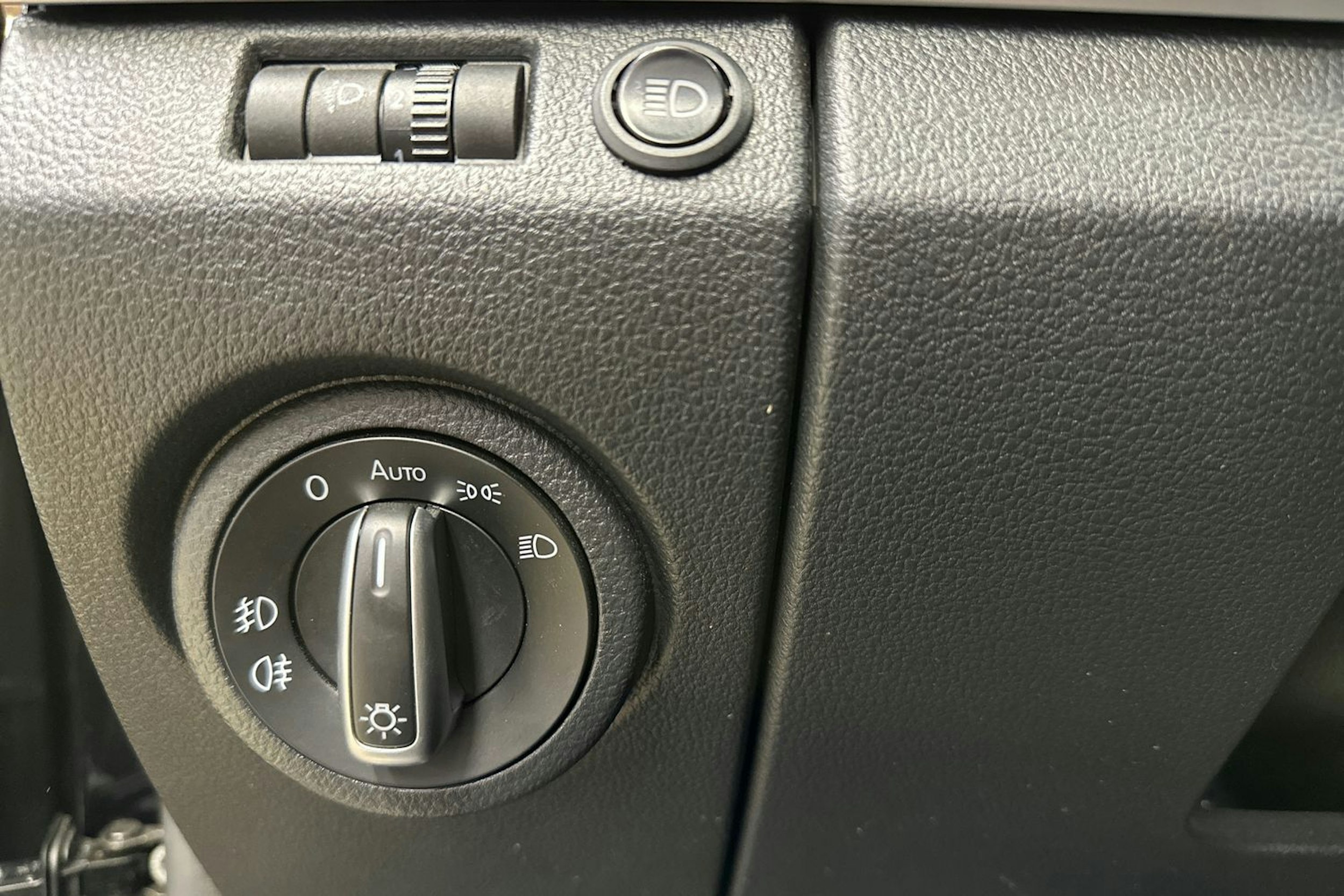 musta Volkswagen Amarok 2020 kuva 20.