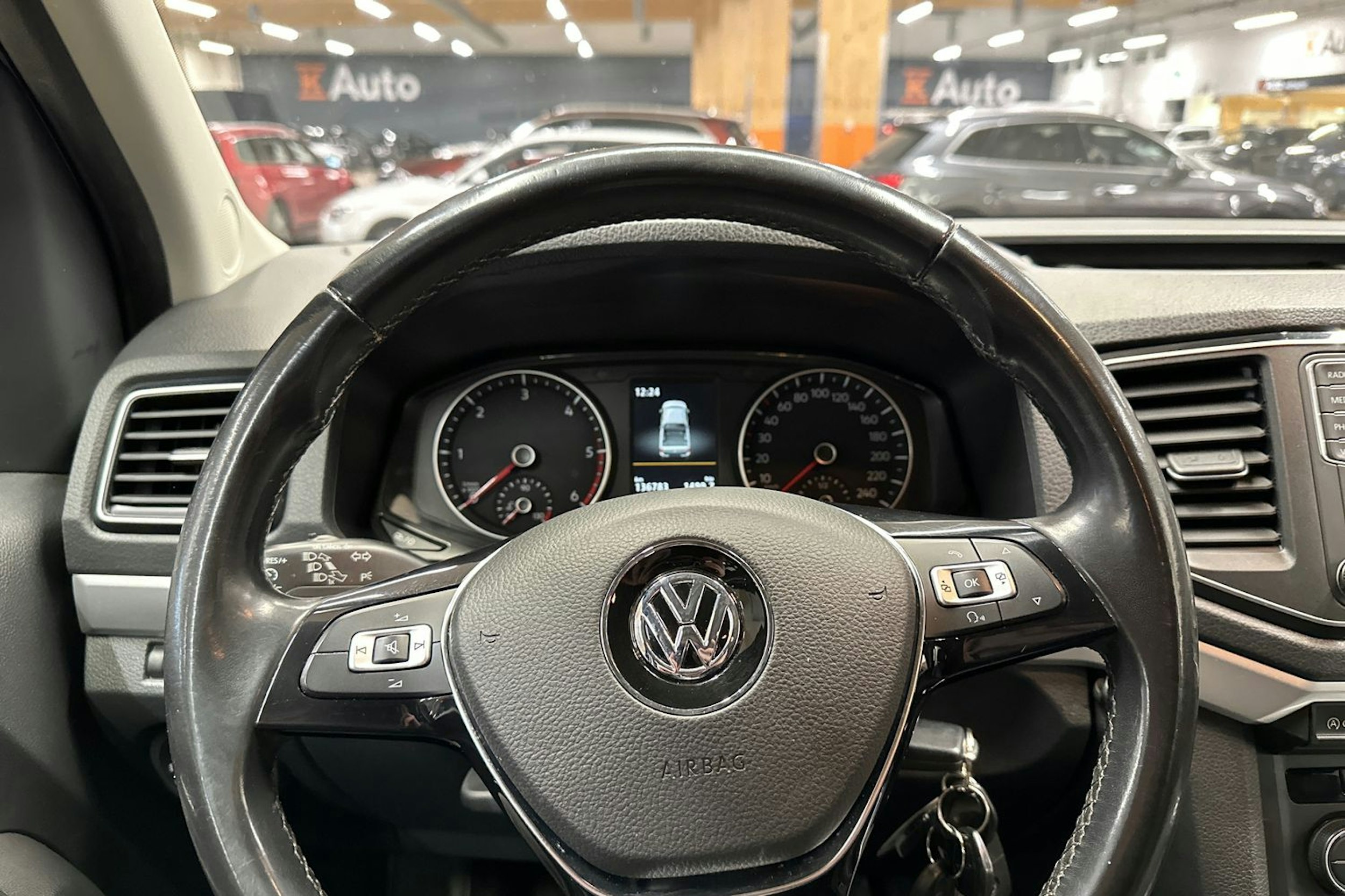 musta Volkswagen Amarok 2020 kuva 22.