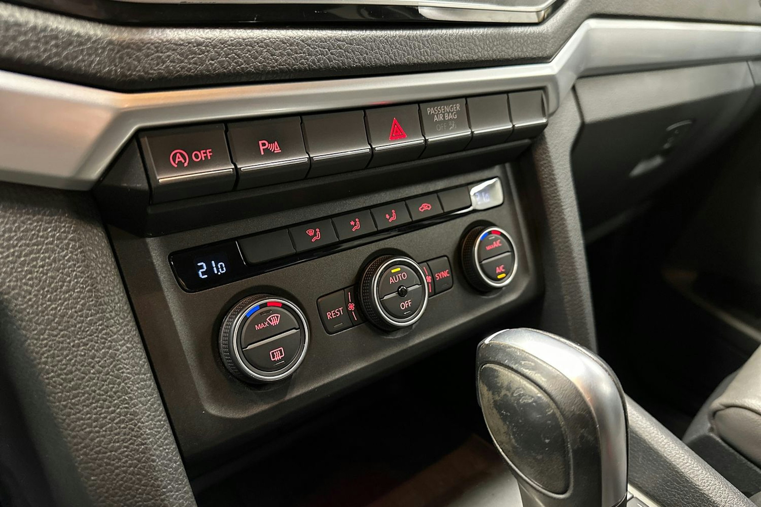 musta Volkswagen Amarok 2020 kuva 26.