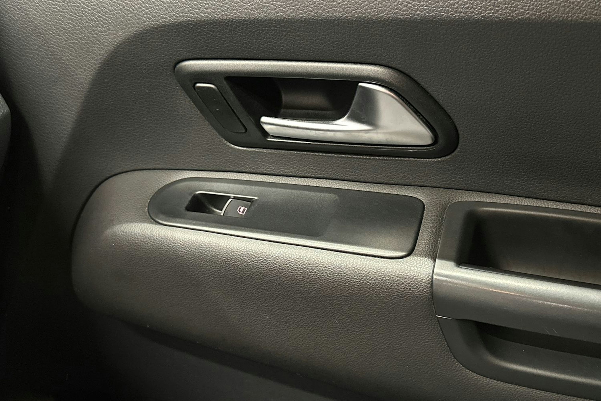 musta Volkswagen Amarok 2020 kuva 32.