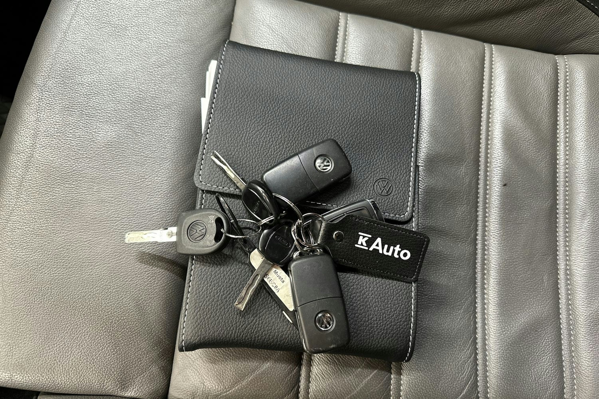 musta Volkswagen Amarok 2020 kuva 33.