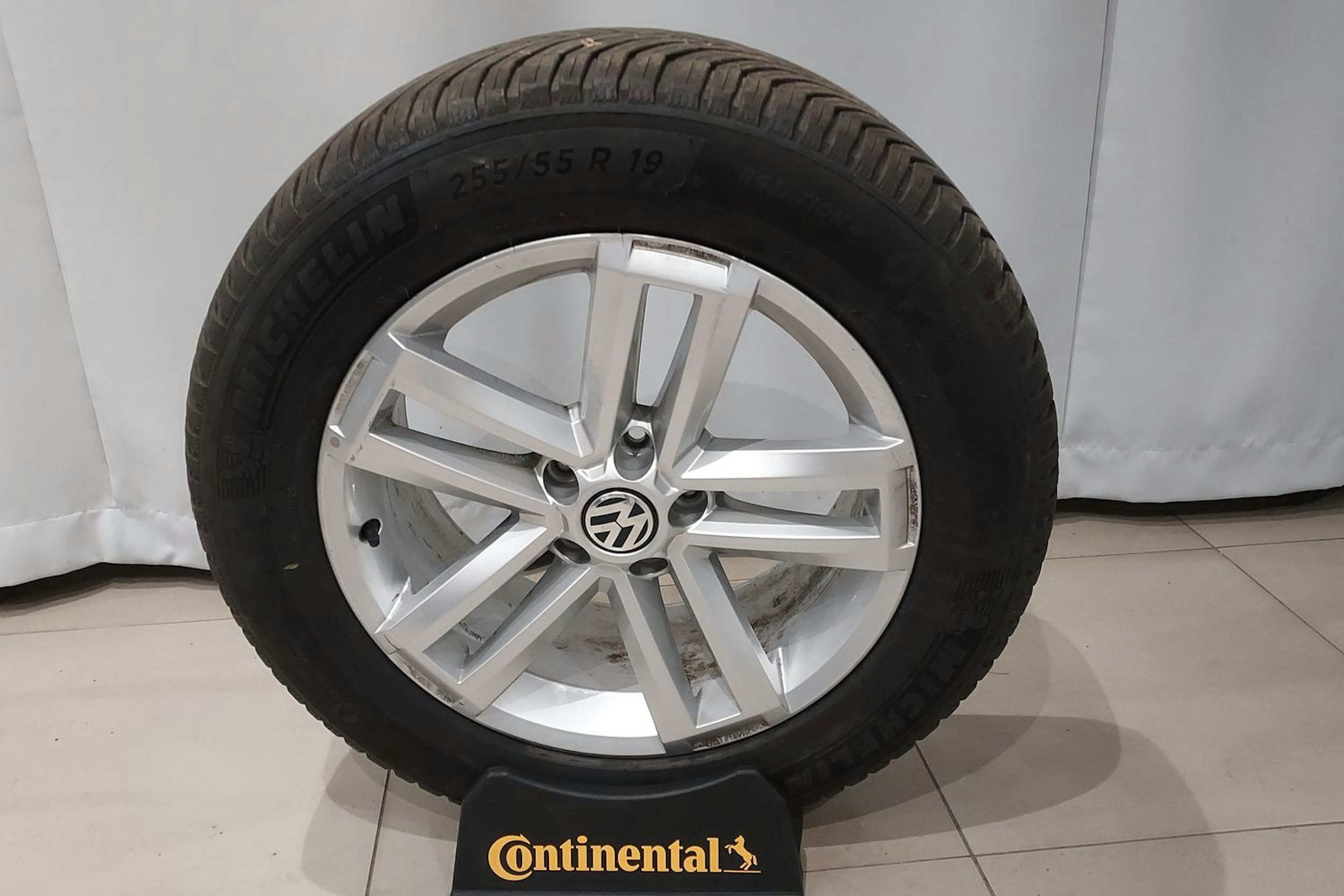 sininen Volkswagen Amarok 2020 kuva 15.