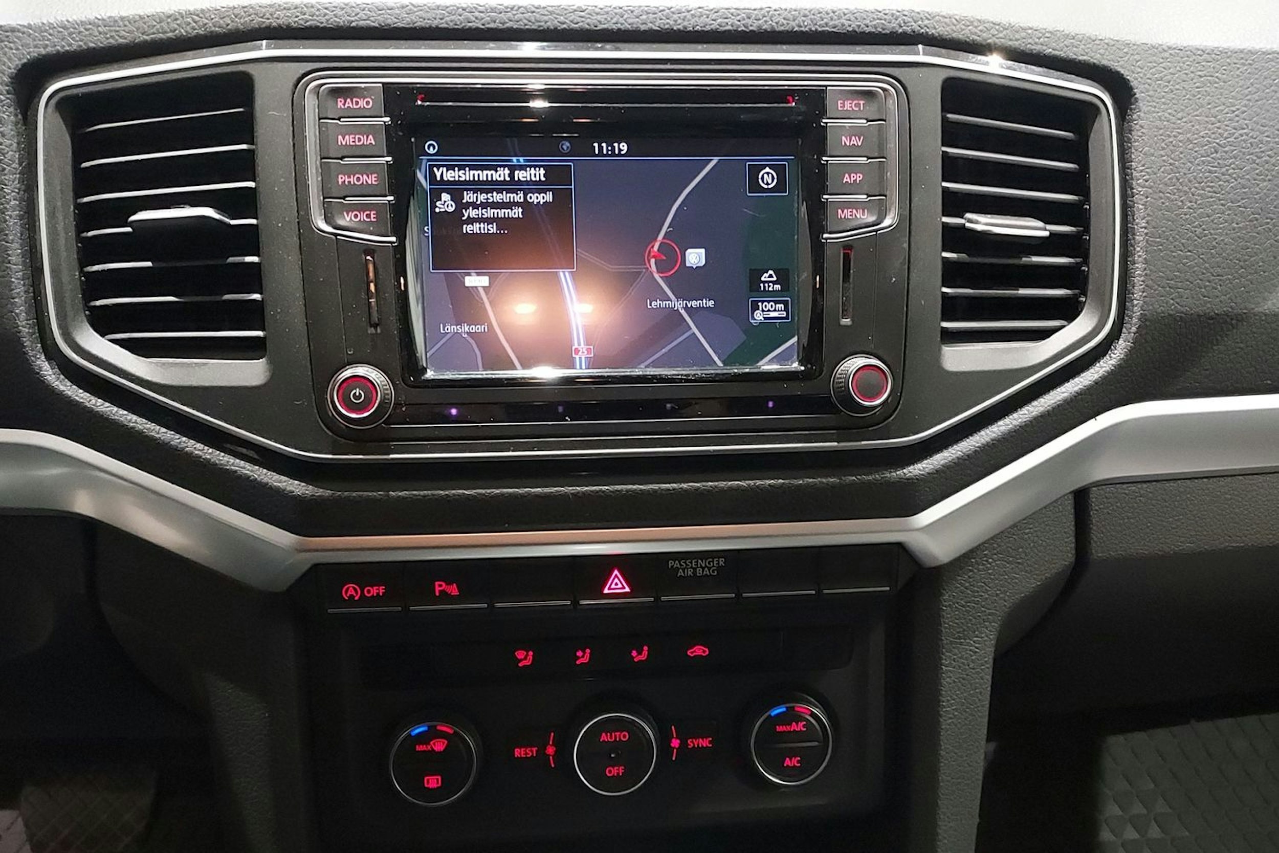 sininen Volkswagen Amarok 2020 kuva 22.