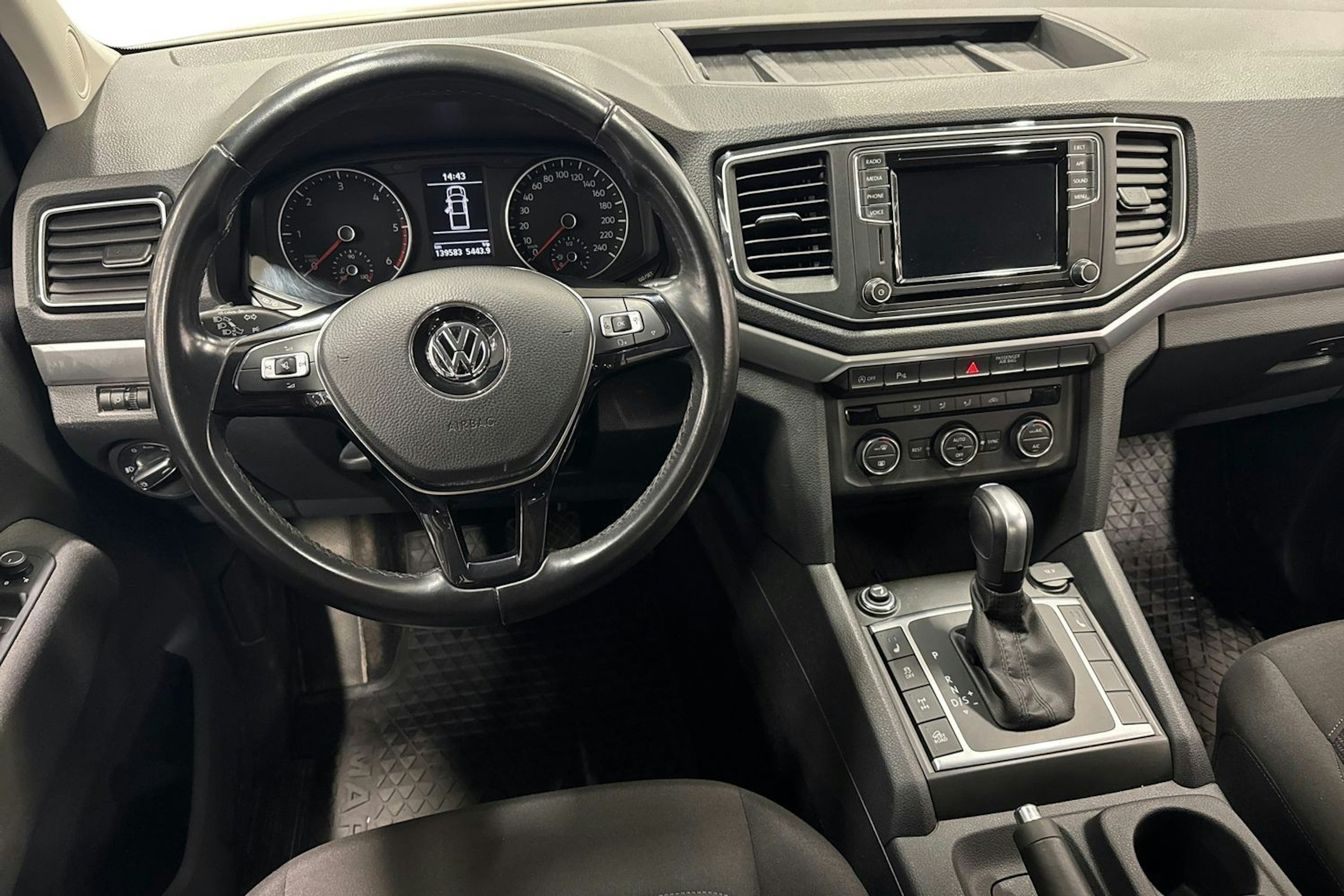 valkoinen Volkswagen Amarok 2020 kuva 9.