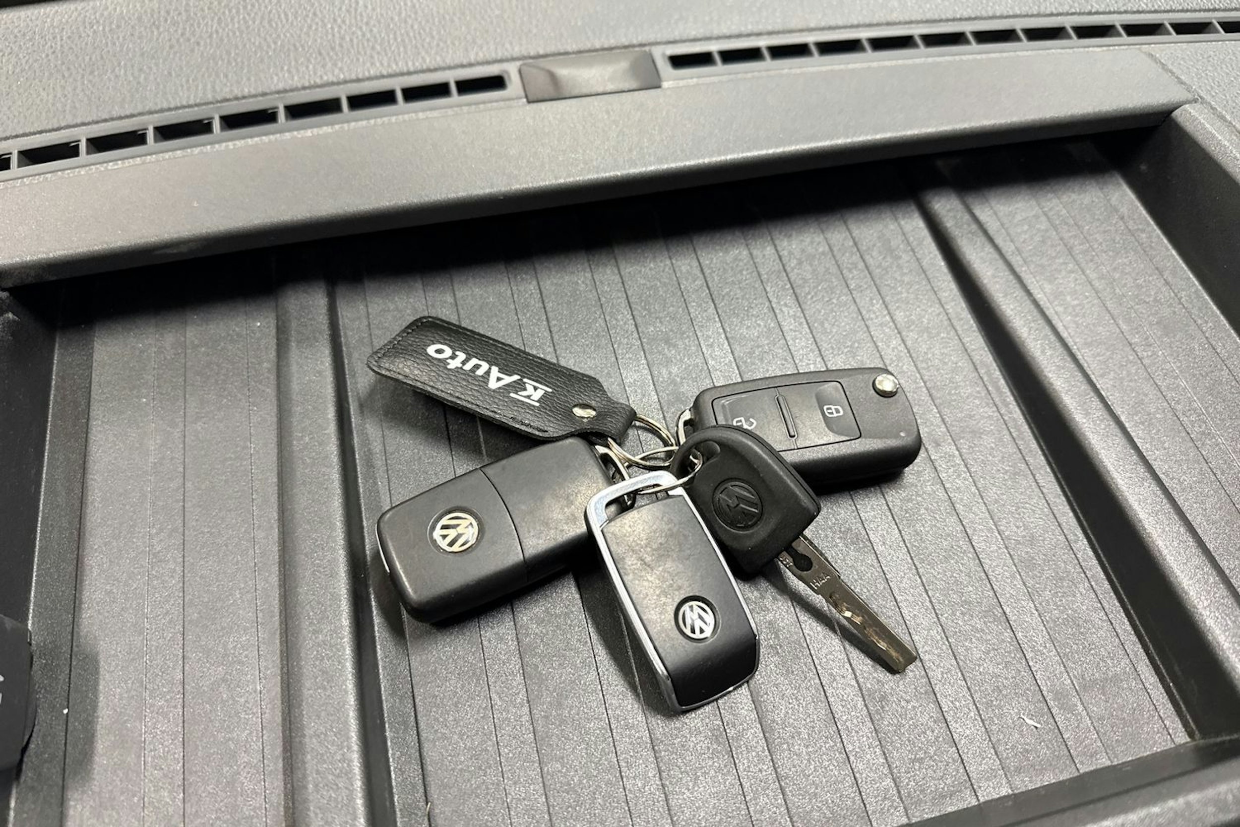 valkoinen Volkswagen Amarok 2020 kuva 23.