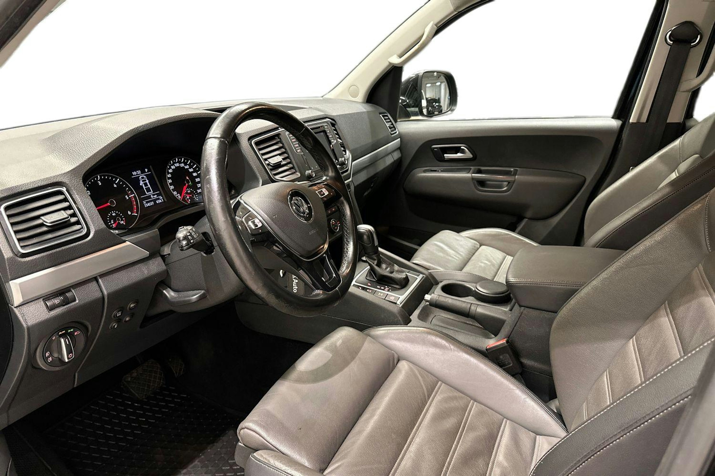 Musta Volkswagen Amarok 2020 kuva 7.