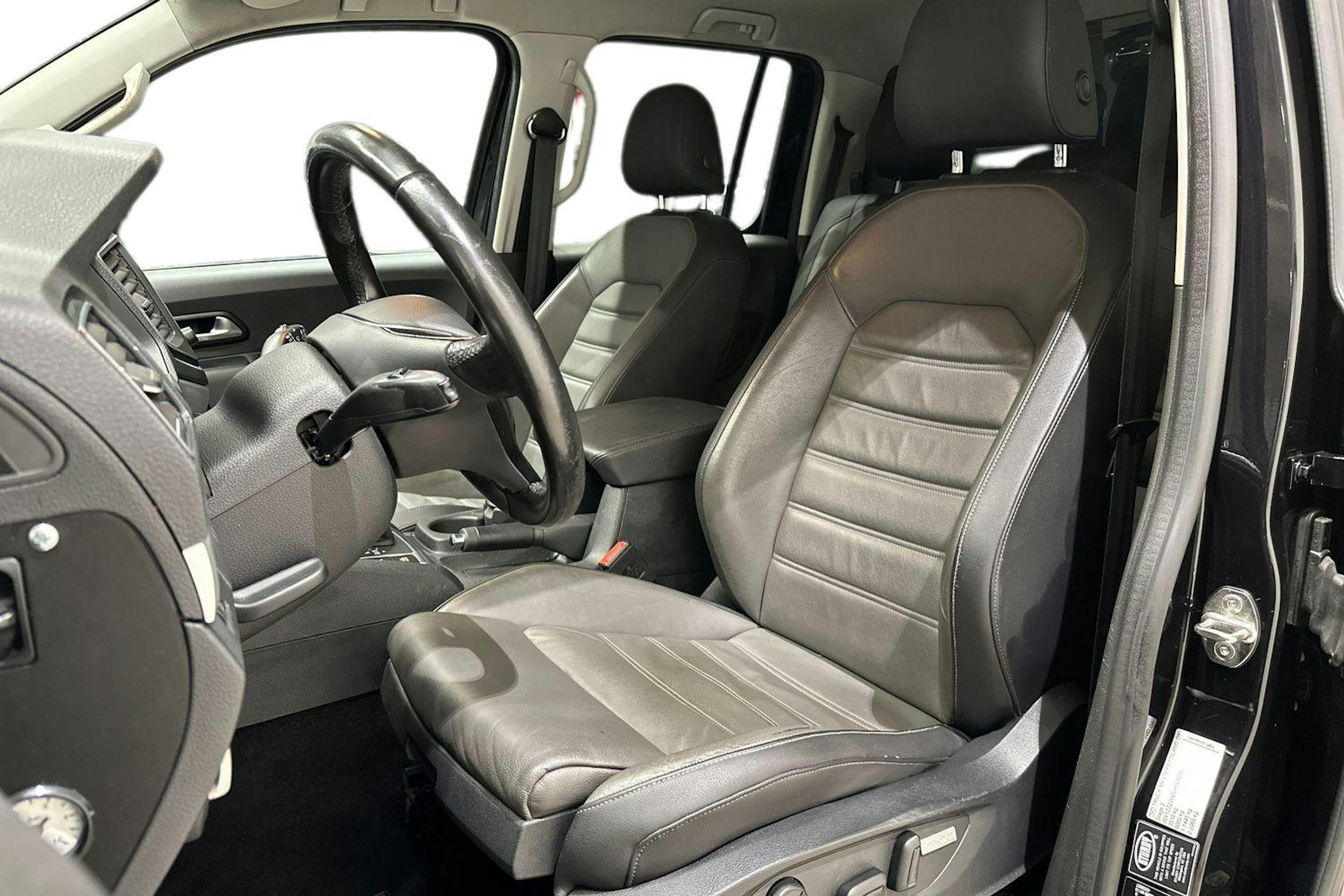 Musta Volkswagen Amarok 2020 kuva 10.