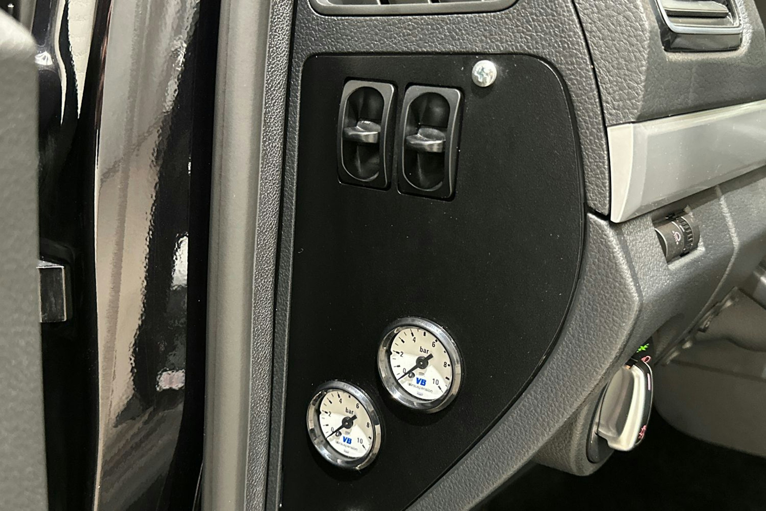 Musta Volkswagen Amarok 2020 kuva 15.