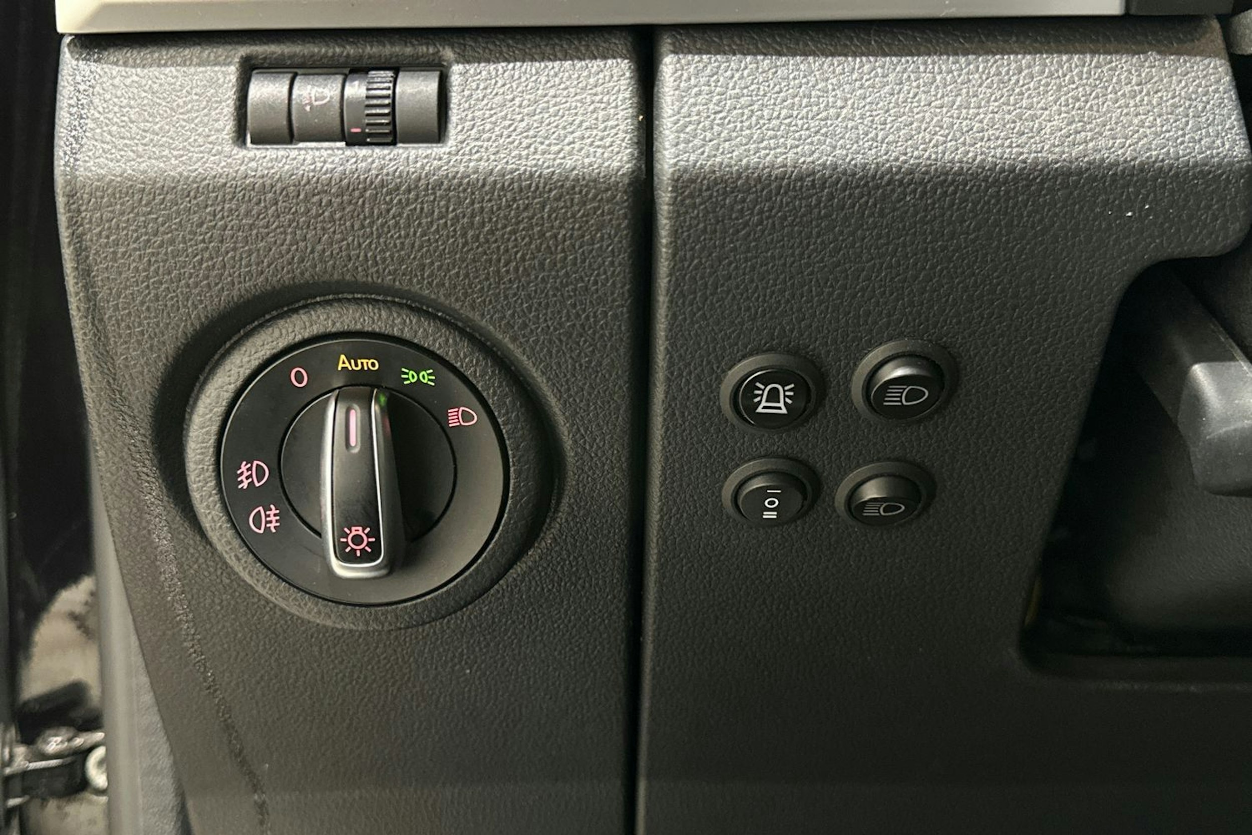Musta Volkswagen Amarok 2020 kuva 16.