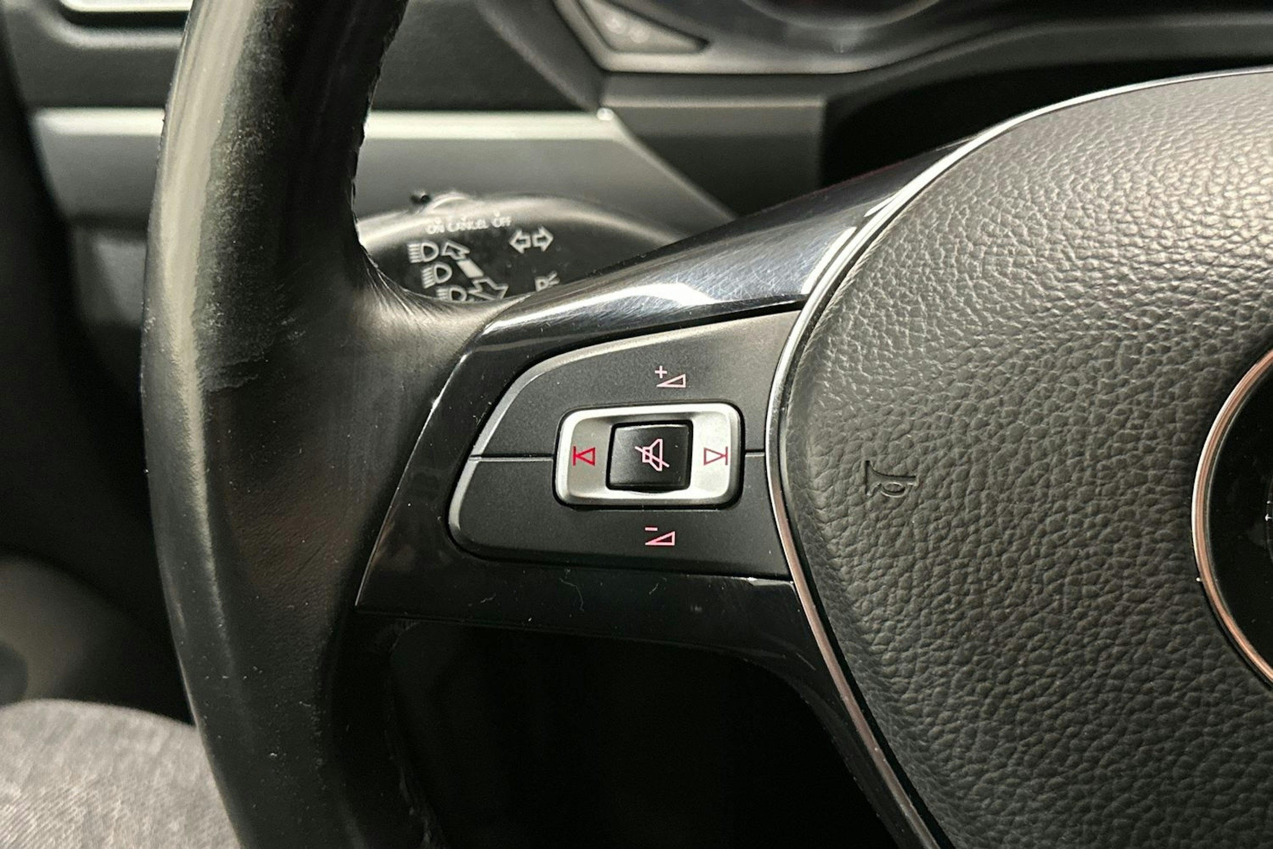 Musta Volkswagen Amarok 2020 kuva 18.