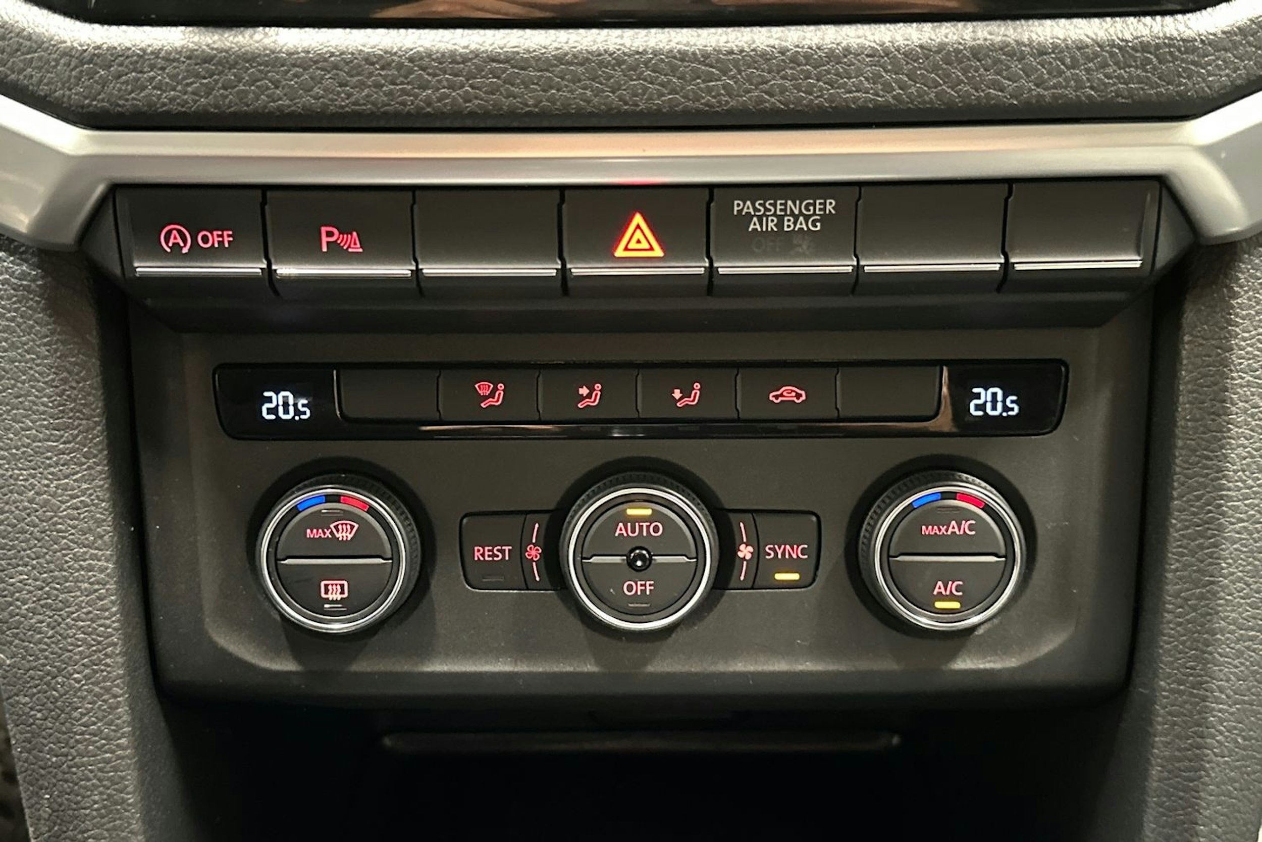Musta Volkswagen Amarok 2020 kuva 24.