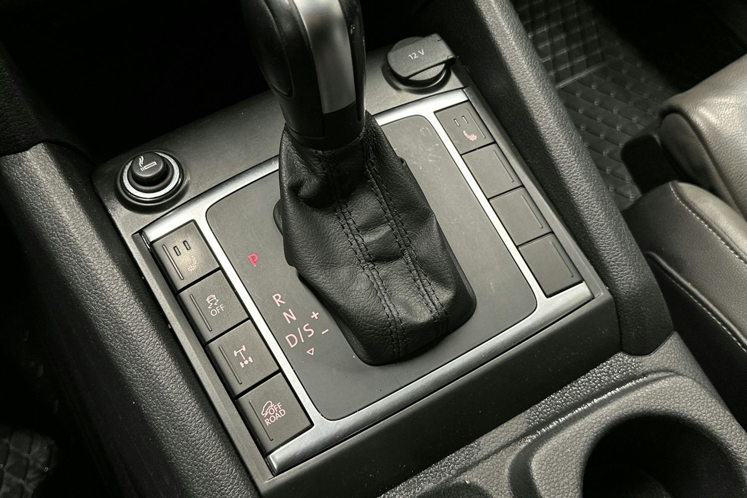 Musta Volkswagen Amarok 2020 kuva 25.