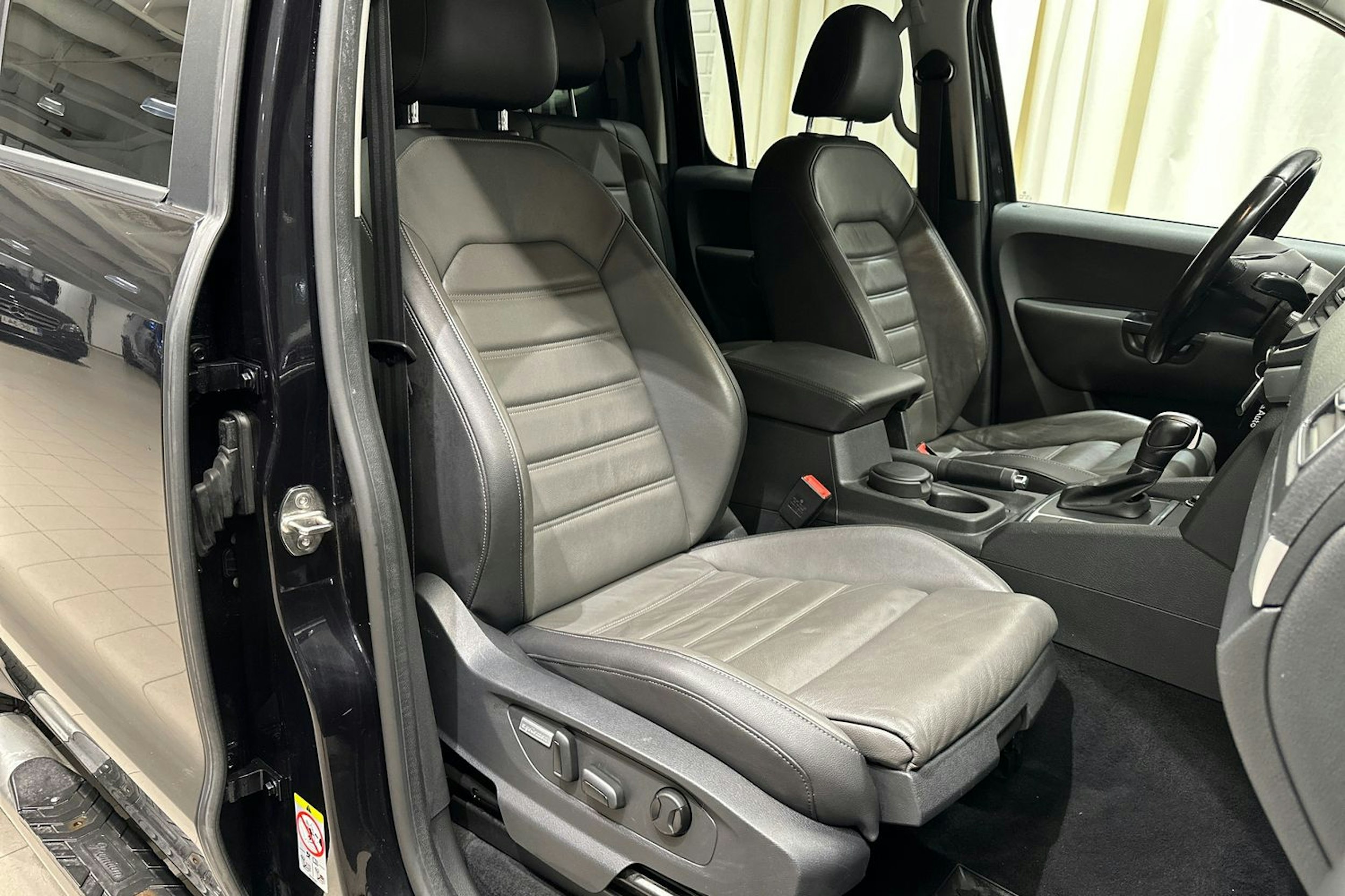 Musta Volkswagen Amarok 2020 kuva 27.