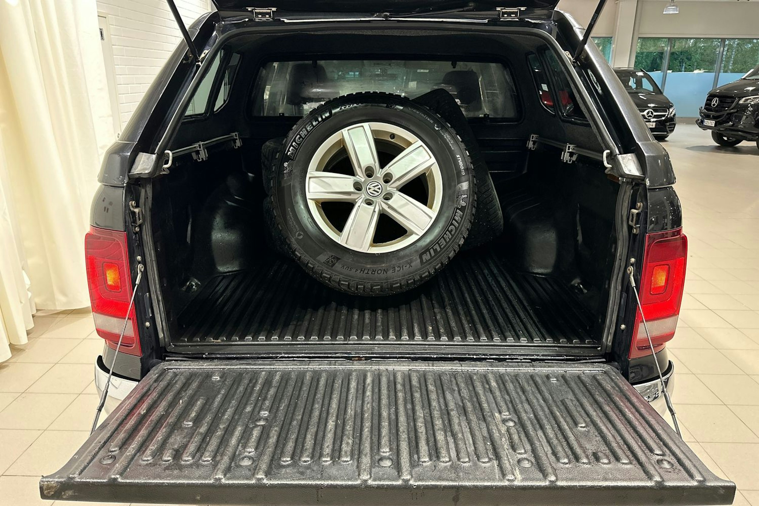 Musta Volkswagen Amarok 2020 kuva 31.