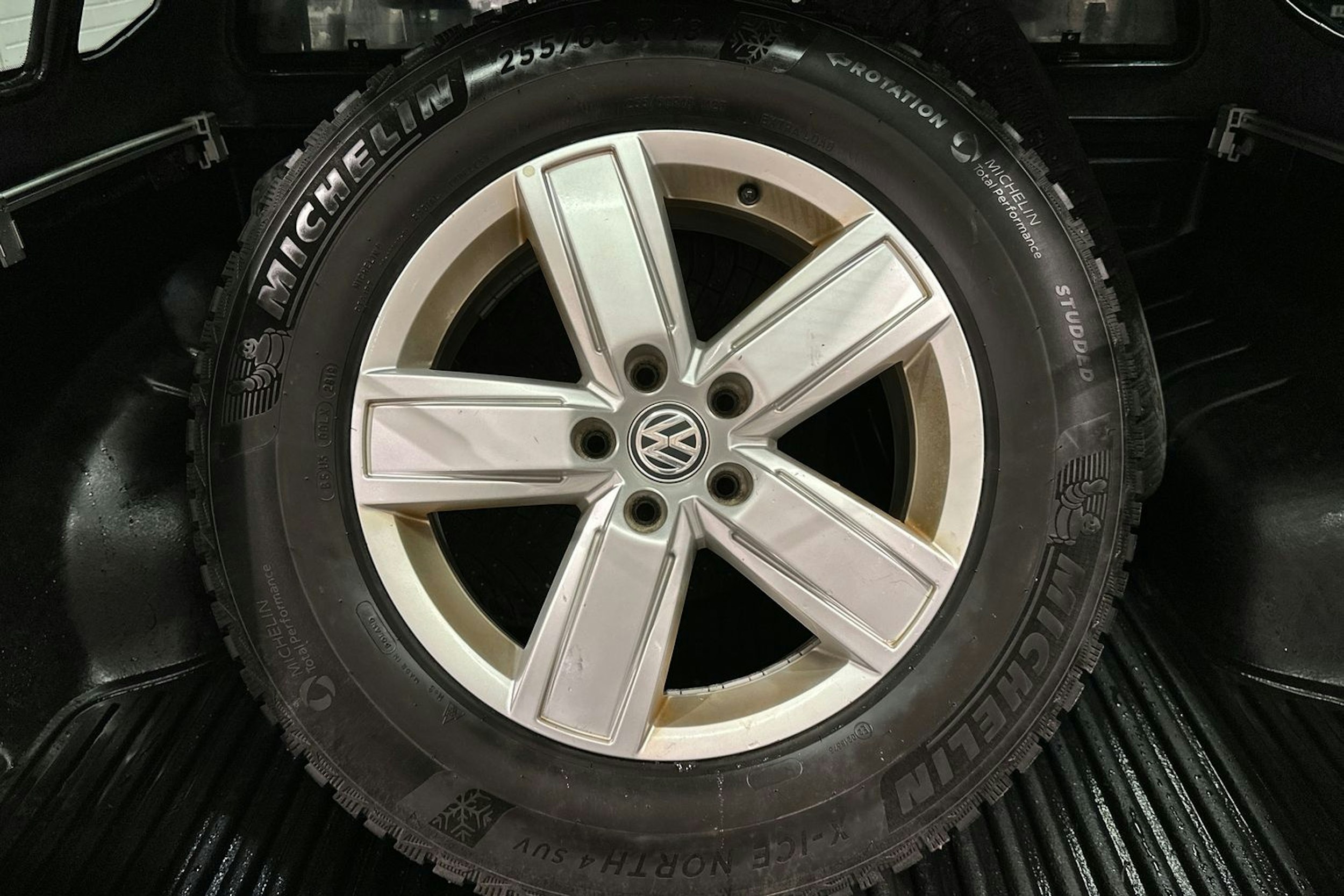 Musta Volkswagen Amarok 2020 kuva 32.